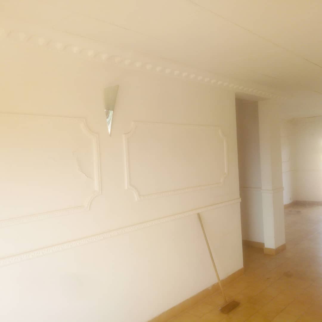 Apartment to rent - Yaoundé, Bastos, Nouvelle route - 1 living room(s), 3 bedroom(s), 2 bathroom(s) - 350 000 FCFA / month