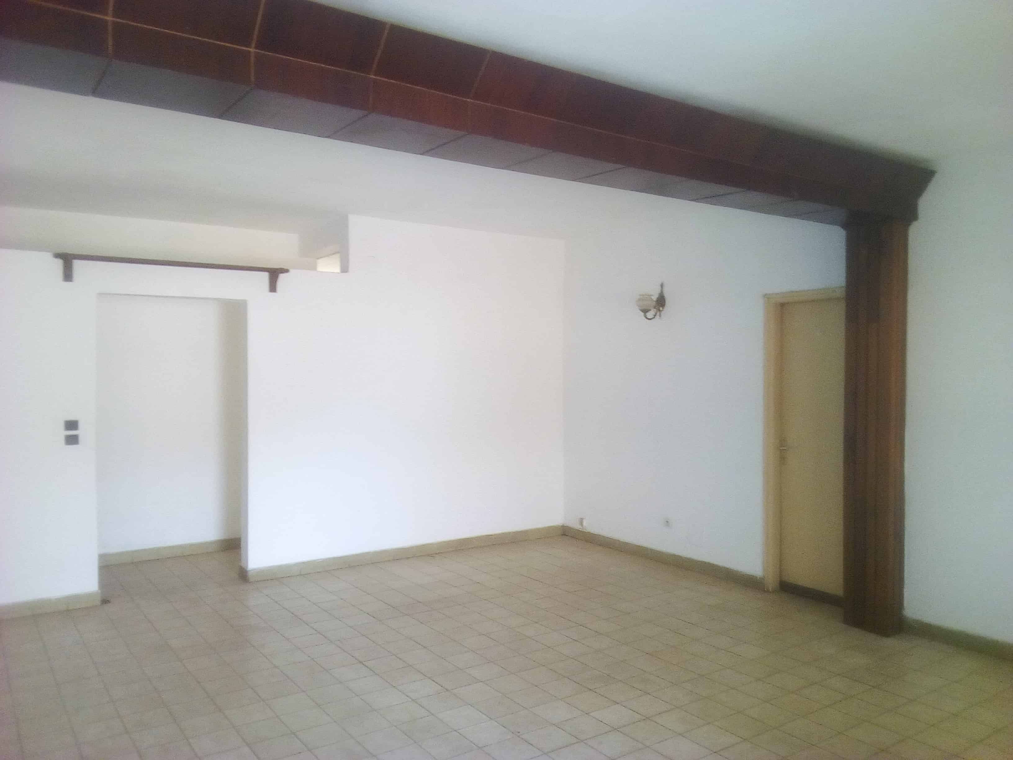 Apartment to rent - Yaoundé, Bastos, Nouvelle route(appartement individuel) - 1 living room(s), 3 bedroom(s), 3 bathroom(s) - 500 000 FCFA / month