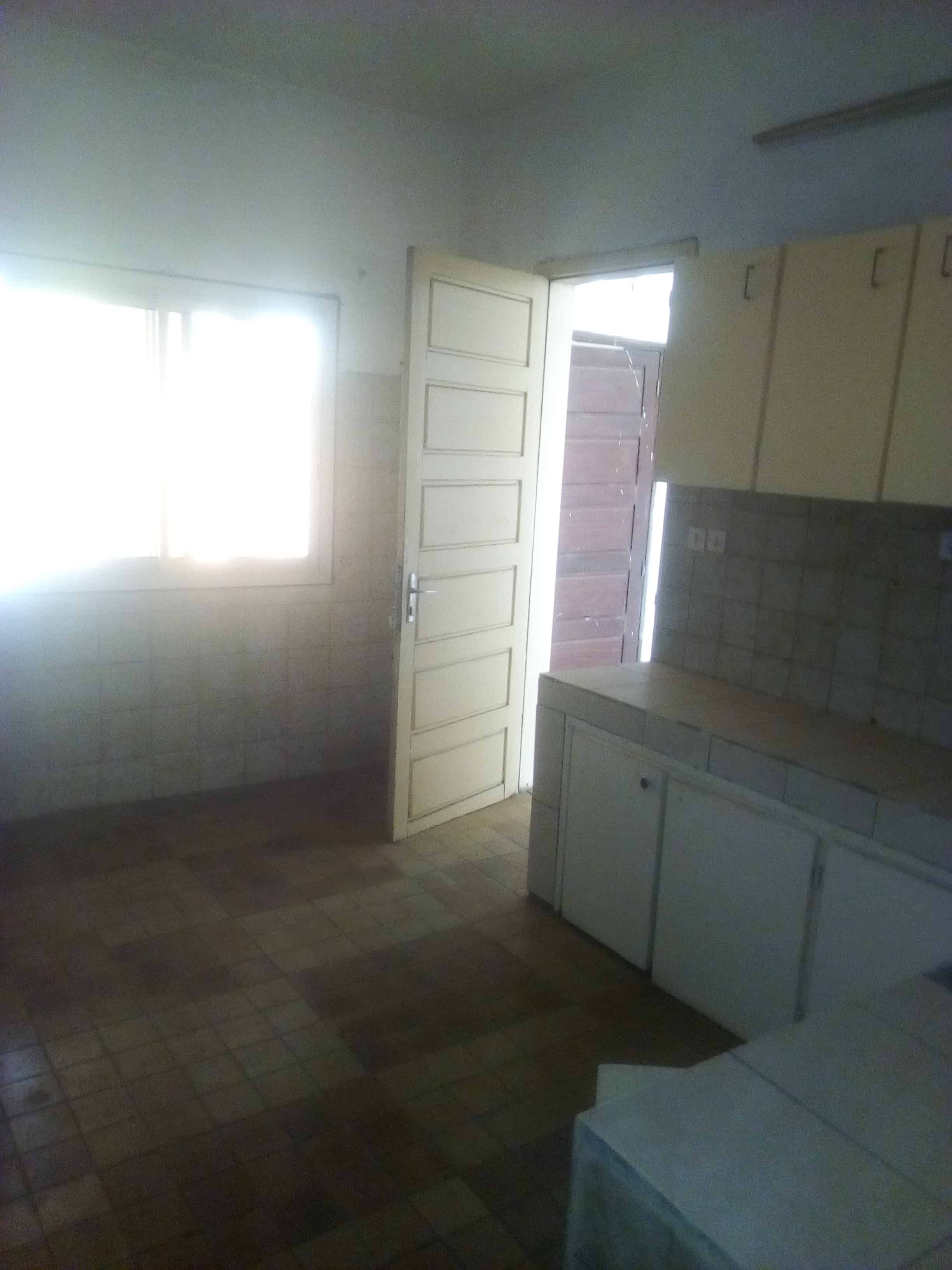 Apartment to rent - Yaoundé, Bastos, Nouvelle route(appartement individuel) - 1 living room(s), 3 bedroom(s), 3 bathroom(s) - 500 000 FCFA / month