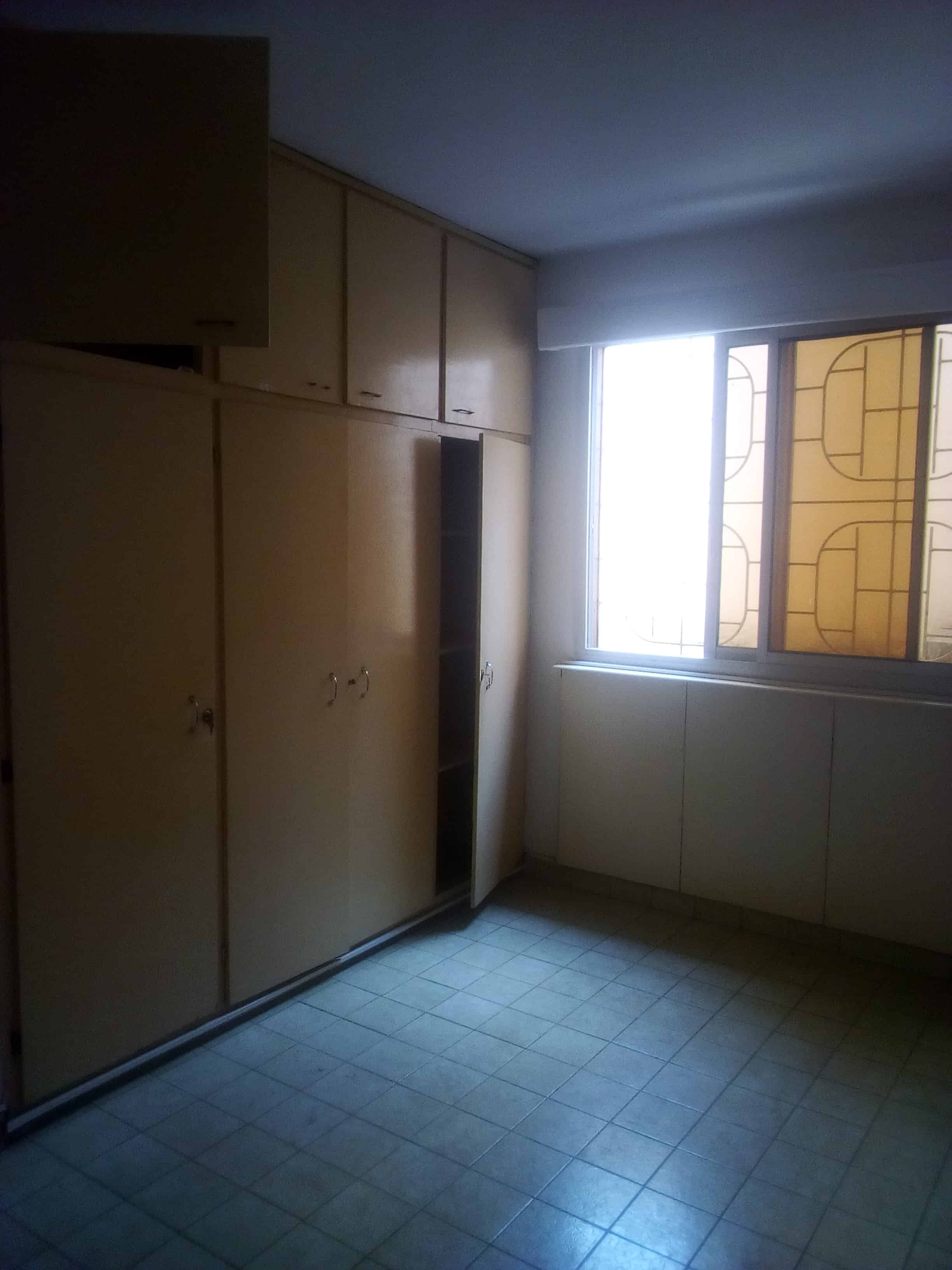 Apartment to rent - Yaoundé, Bastos, Nouvelle route(appartement individuel) - 1 living room(s), 3 bedroom(s), 3 bathroom(s) - 500 000 FCFA / month