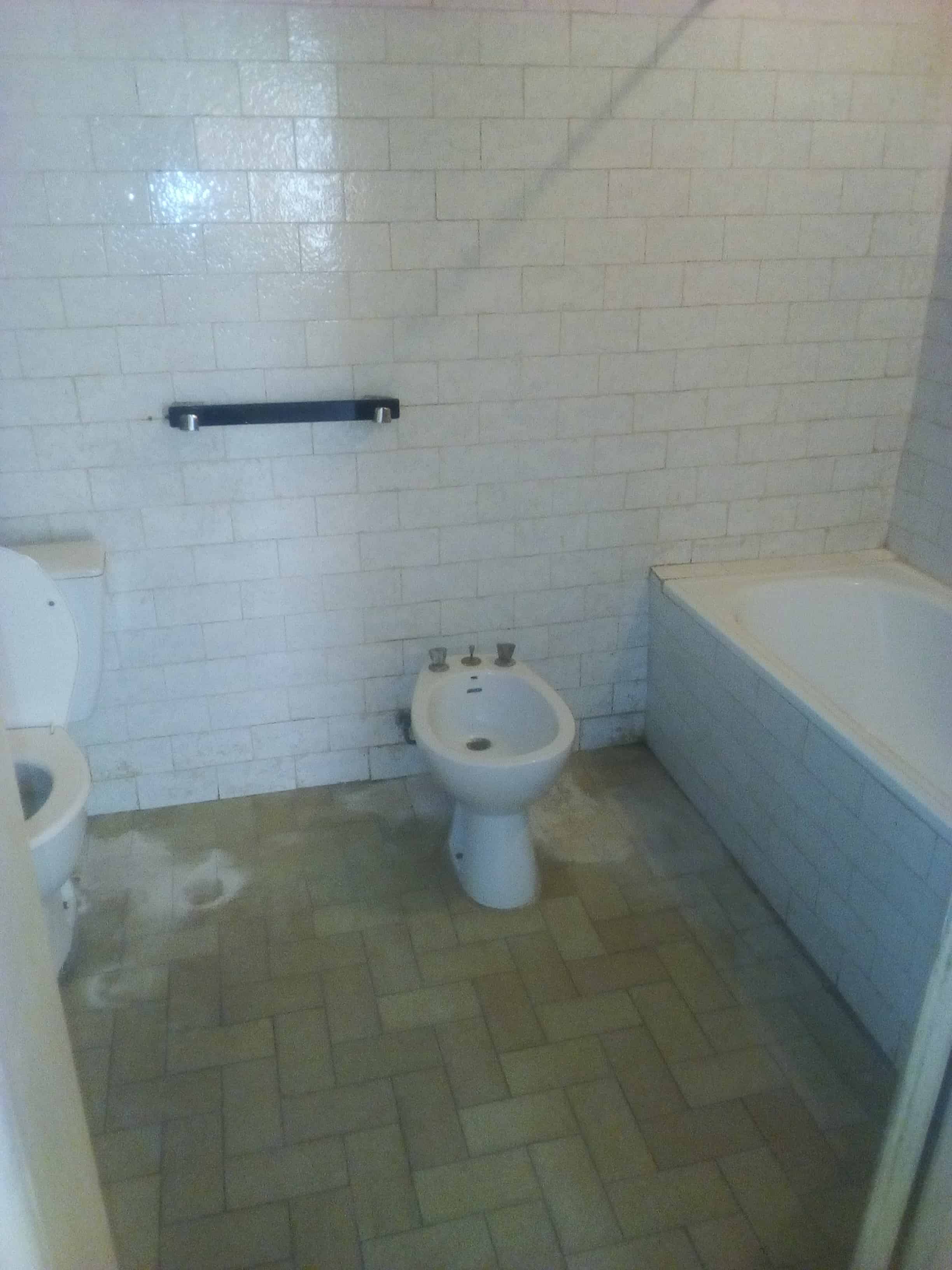 Apartment to rent - Yaoundé, Bastos, Nouvelle route(appartement individuel) - 1 living room(s), 3 bedroom(s), 3 bathroom(s) - 500 000 FCFA / month