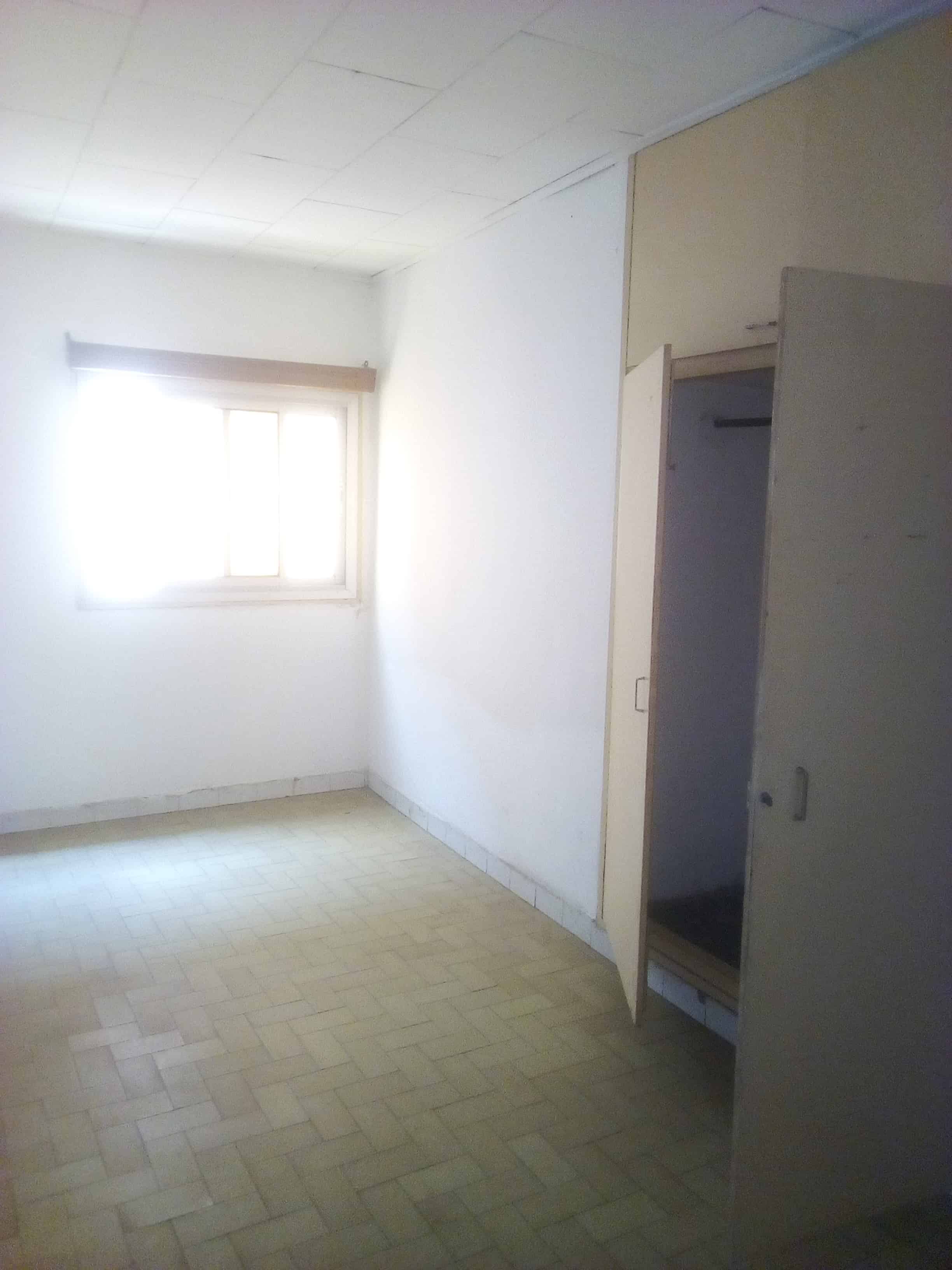 Apartment to rent - Yaoundé, Bastos, Nouvelle route(appartement individuel) - 1 living room(s), 3 bedroom(s), 3 bathroom(s) - 500 000 FCFA / month