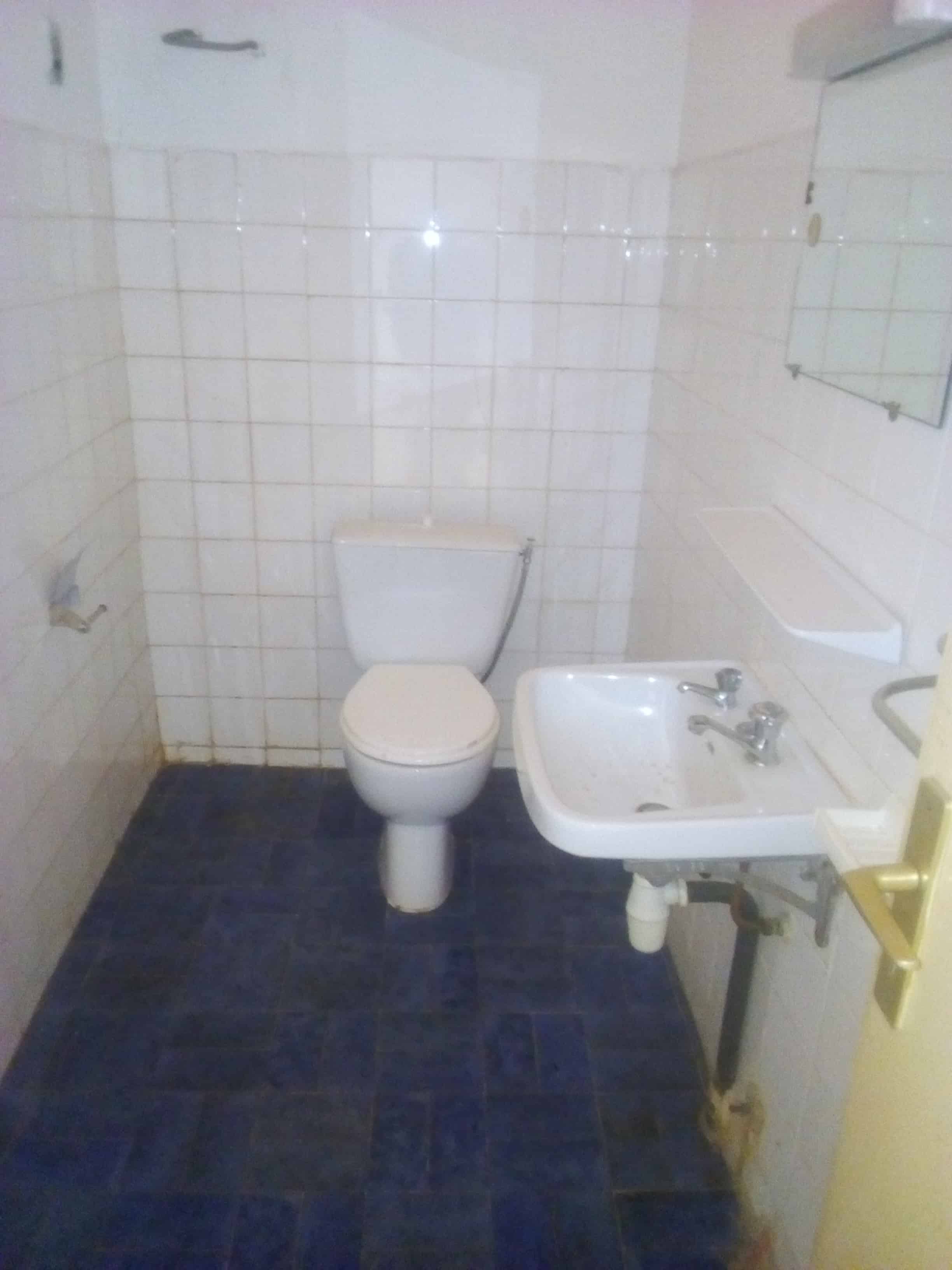 Apartment to rent - Yaoundé, Bastos, Nouvelle route(appartement individuel) - 1 living room(s), 3 bedroom(s), 3 bathroom(s) - 500 000 FCFA / month