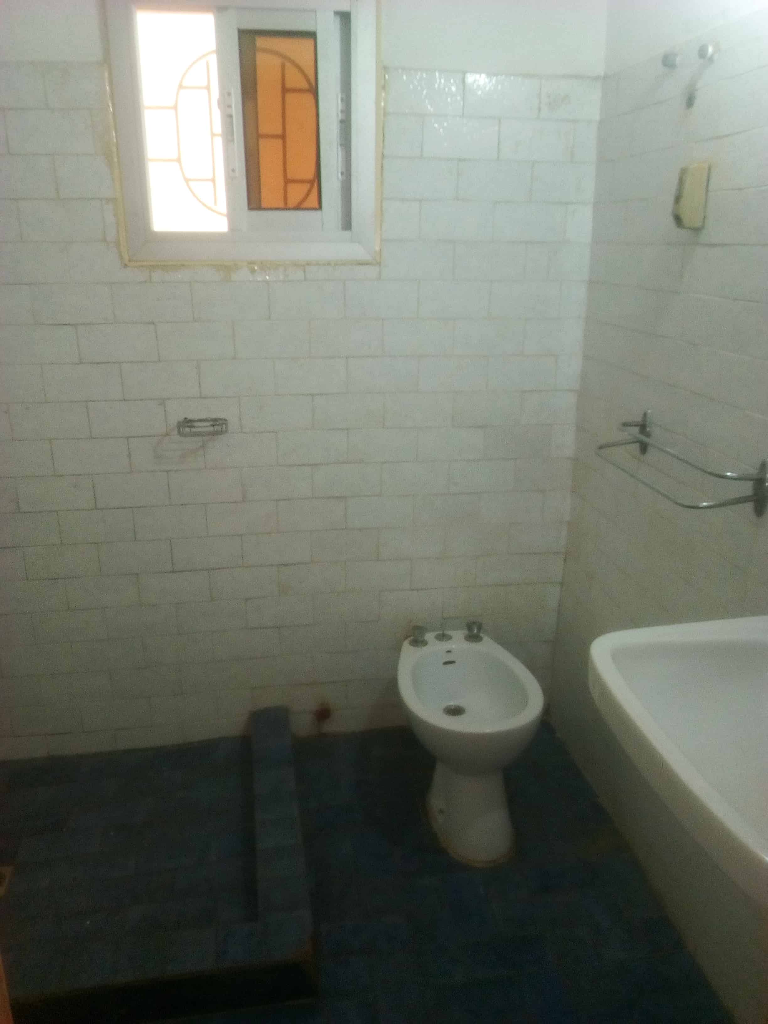 Apartment to rent - Yaoundé, Bastos, Nouvelle route(appartement individuel) - 1 living room(s), 3 bedroom(s), 3 bathroom(s) - 500 000 FCFA / month