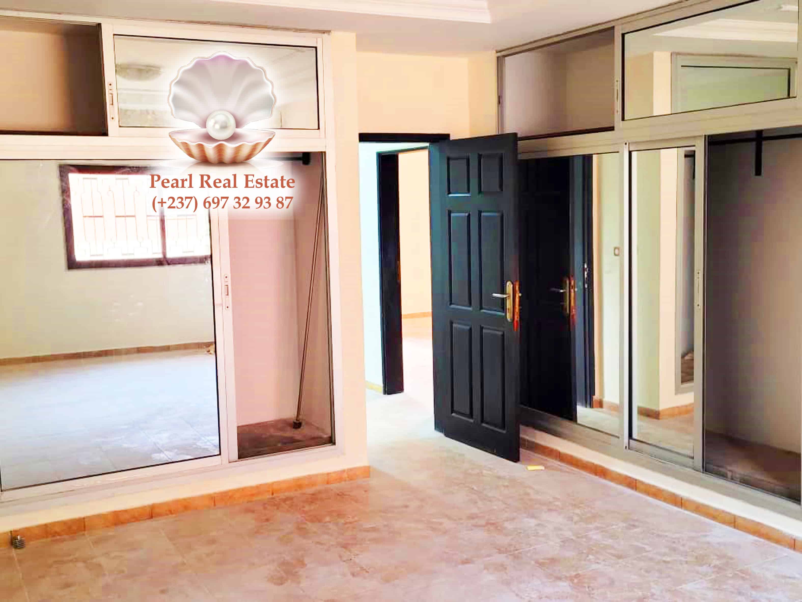 Maison (Villa) à louer - Yaoundé, Bastos, Bastos - 1 salon(s), 4 chambre(s), 3 salle(s) de bains - 1 500 000 FCFA / mois