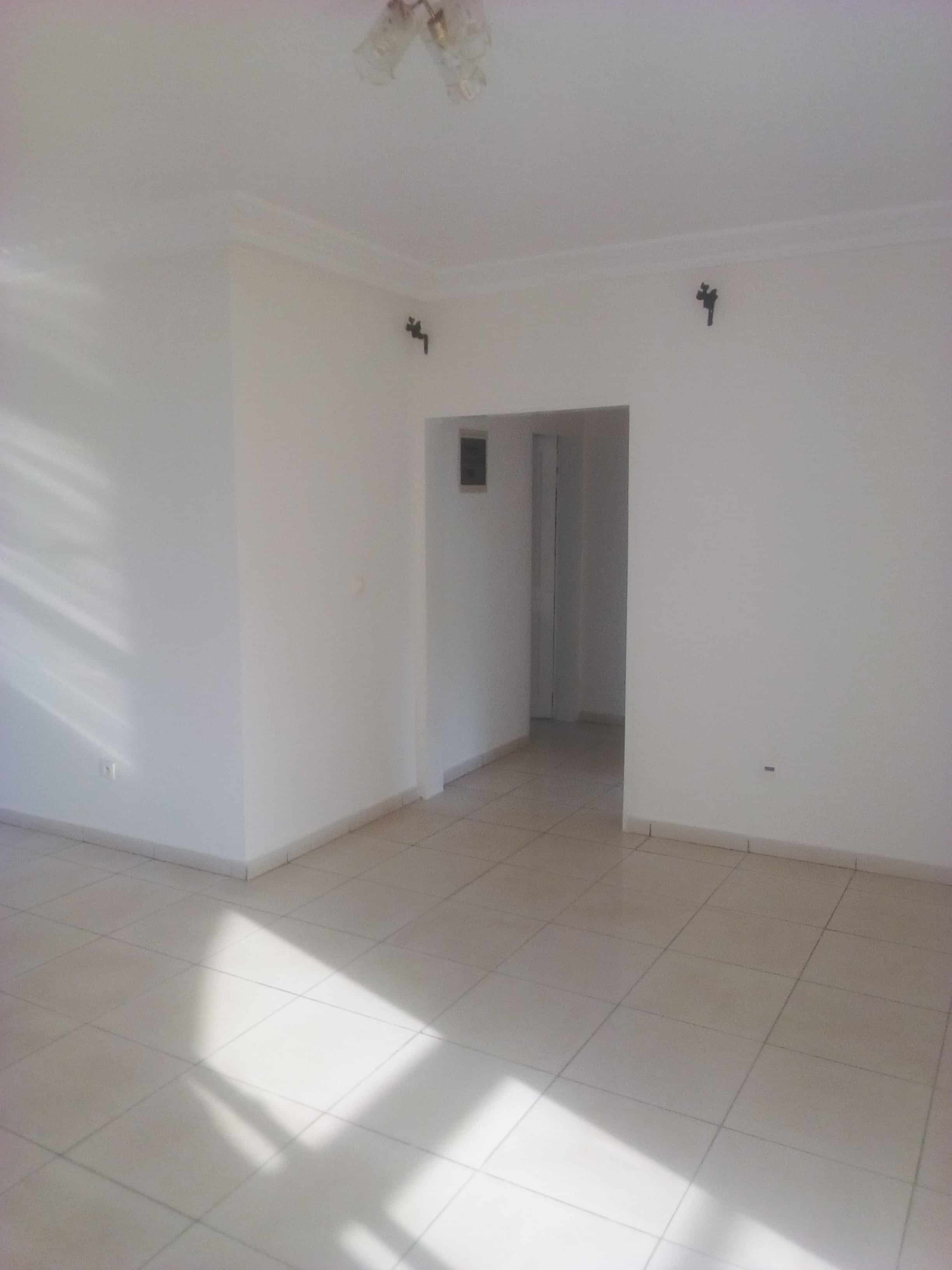 Apartment to rent - Yaoundé, Bastos, Pas loin du palais - 1 living room(s), 2 bedroom(s), 3 bathroom(s) - 400 000 FCFA / month