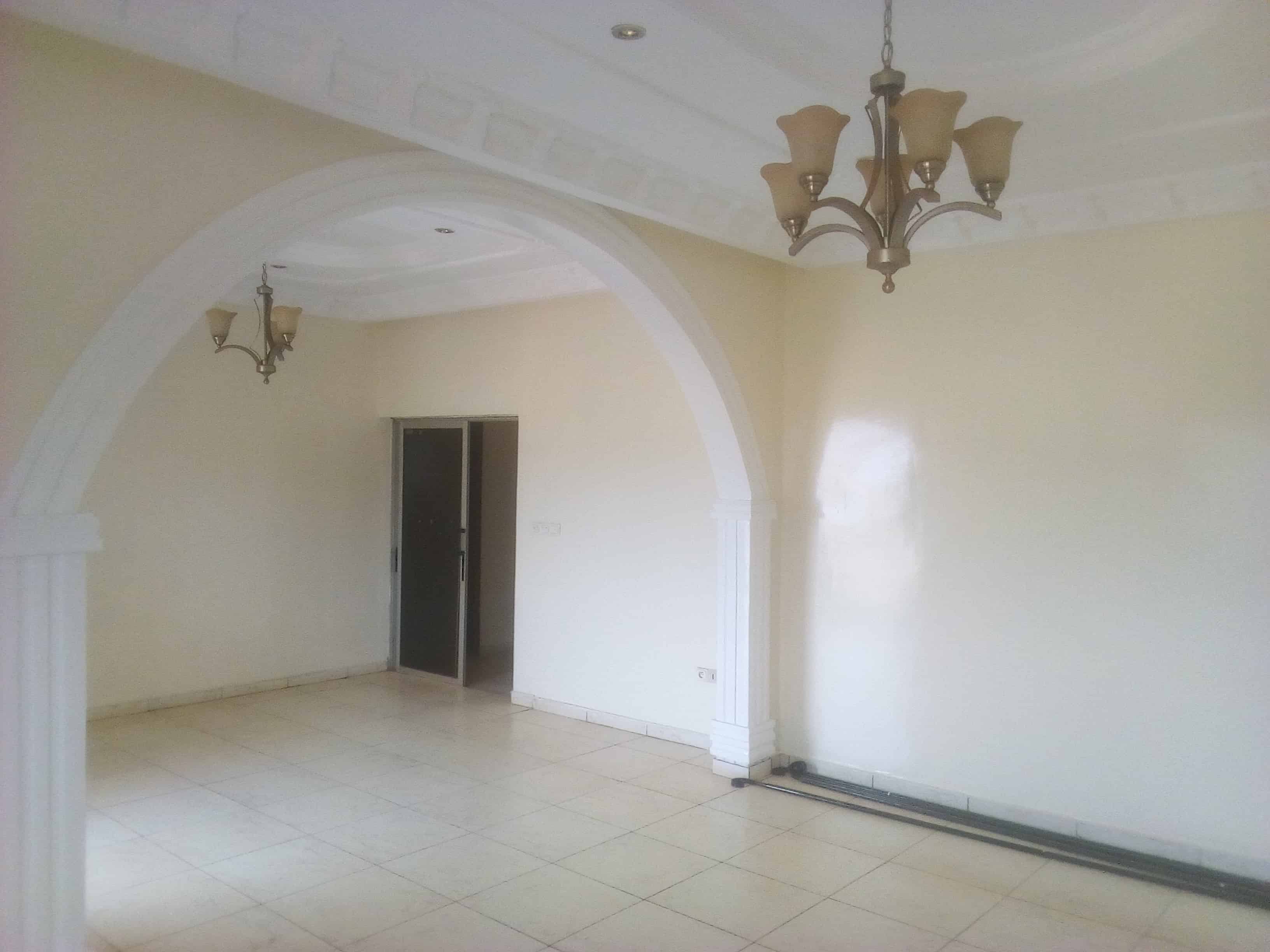 Apartment to rent - Yaoundé, Bastos, Foire - 1 living room(s), 3 bedroom(s), 3 bathroom(s) - 400 000 FCFA / month