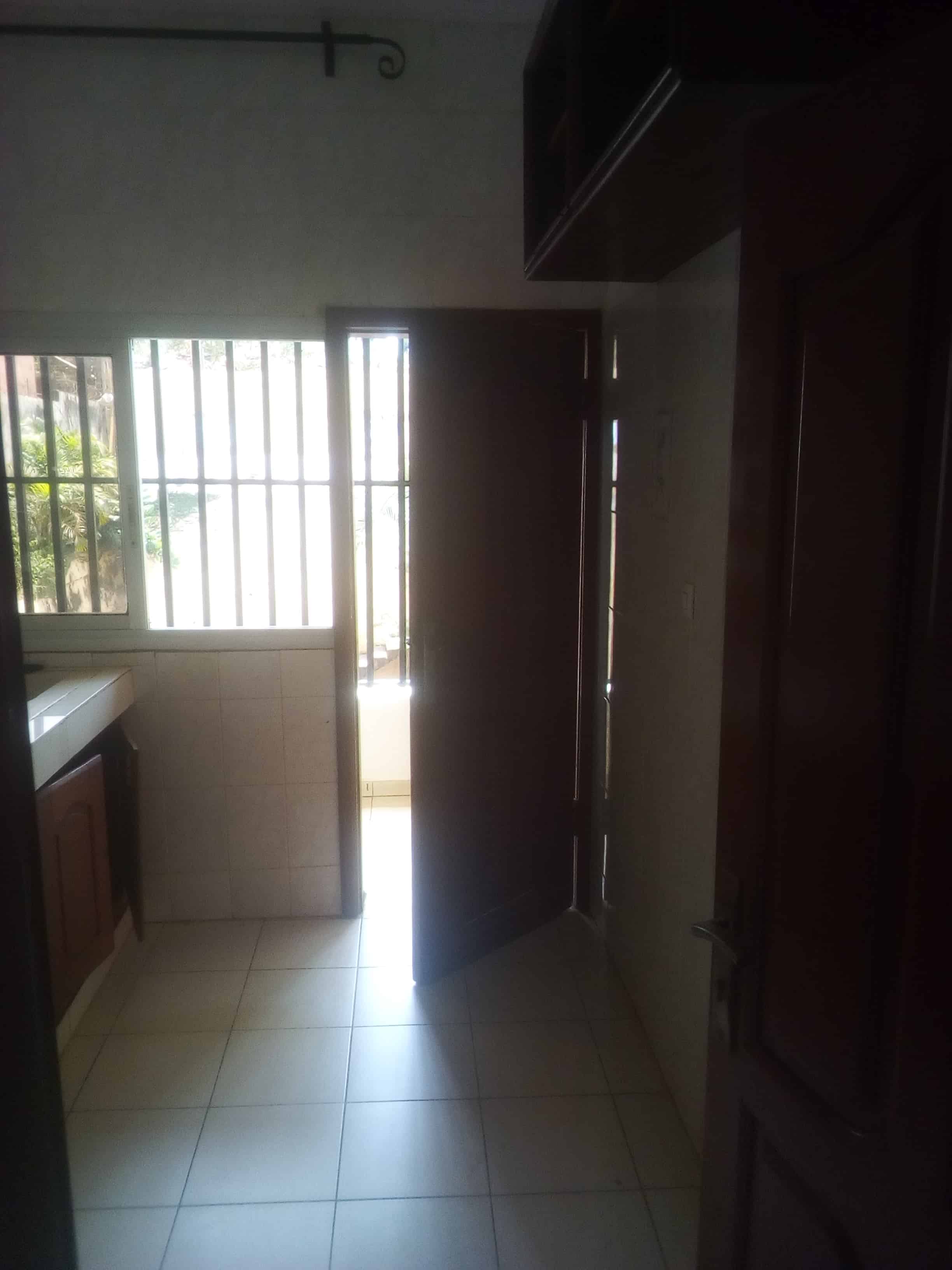 Apartment to rent - Yaoundé, Bastos, Foire - 1 living room(s), 3 bedroom(s), 3 bathroom(s) - 400 000 FCFA / month
