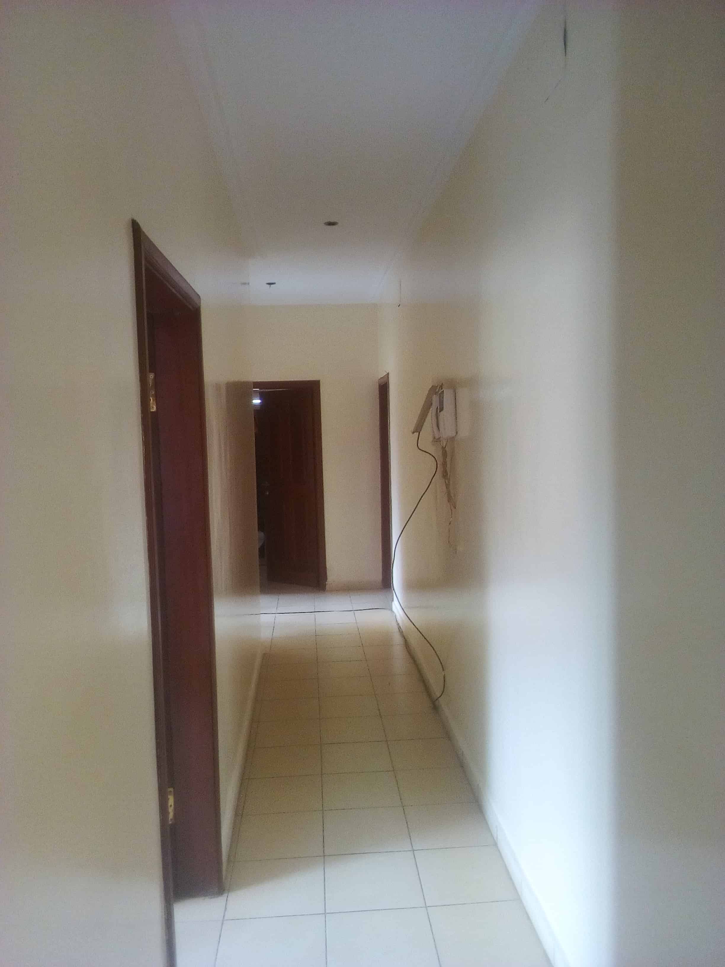 Apartment to rent - Yaoundé, Bastos, Foire - 1 living room(s), 3 bedroom(s), 3 bathroom(s) - 400 000 FCFA / month