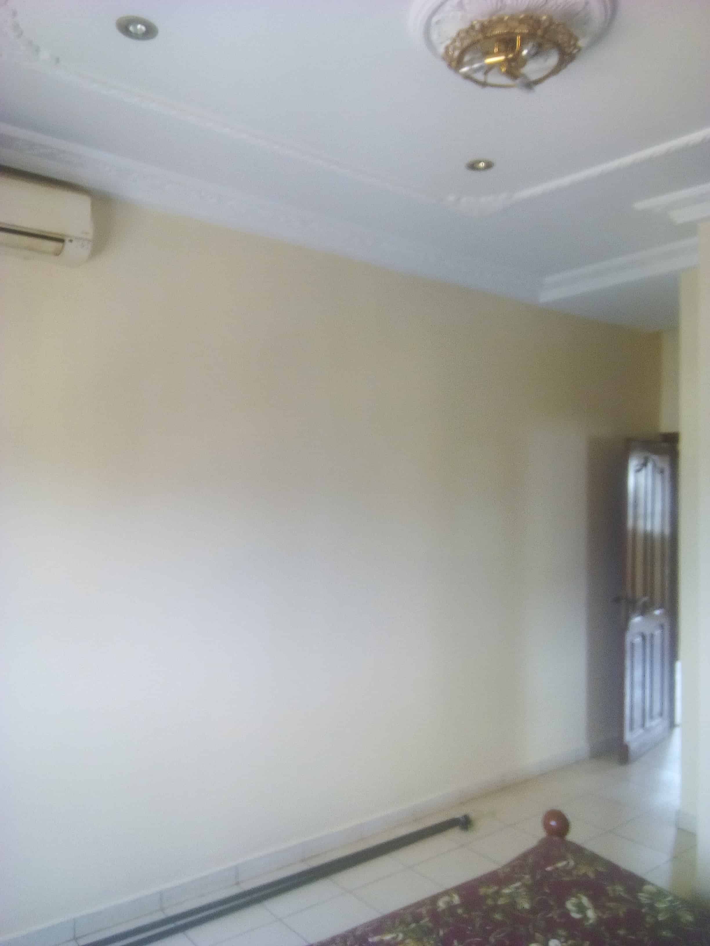 Apartment to rent - Yaoundé, Bastos, Foire - 1 living room(s), 3 bedroom(s), 3 bathroom(s) - 400 000 FCFA / month