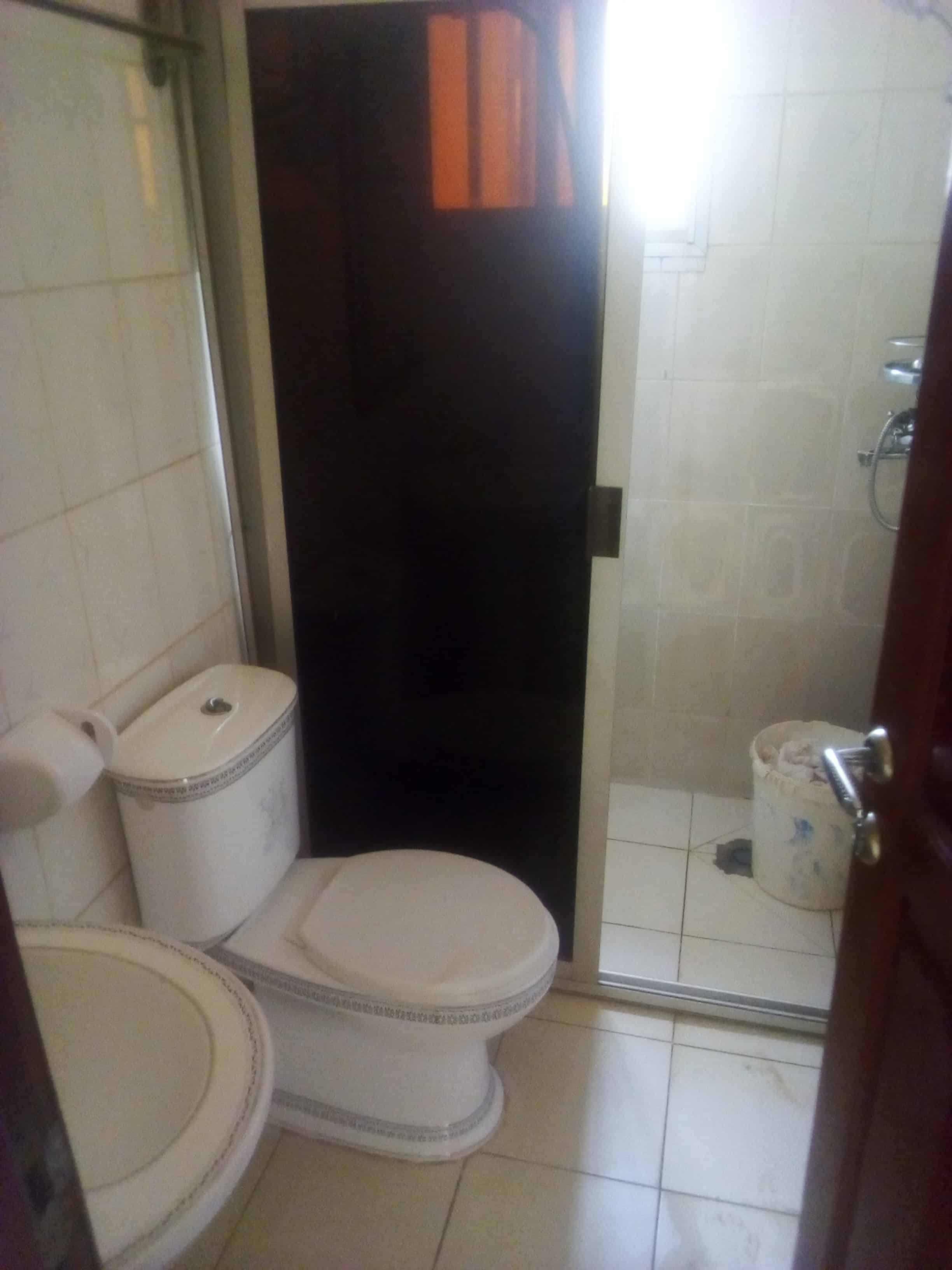 Apartment to rent - Yaoundé, Bastos, Foire - 1 living room(s), 3 bedroom(s), 3 bathroom(s) - 400 000 FCFA / month