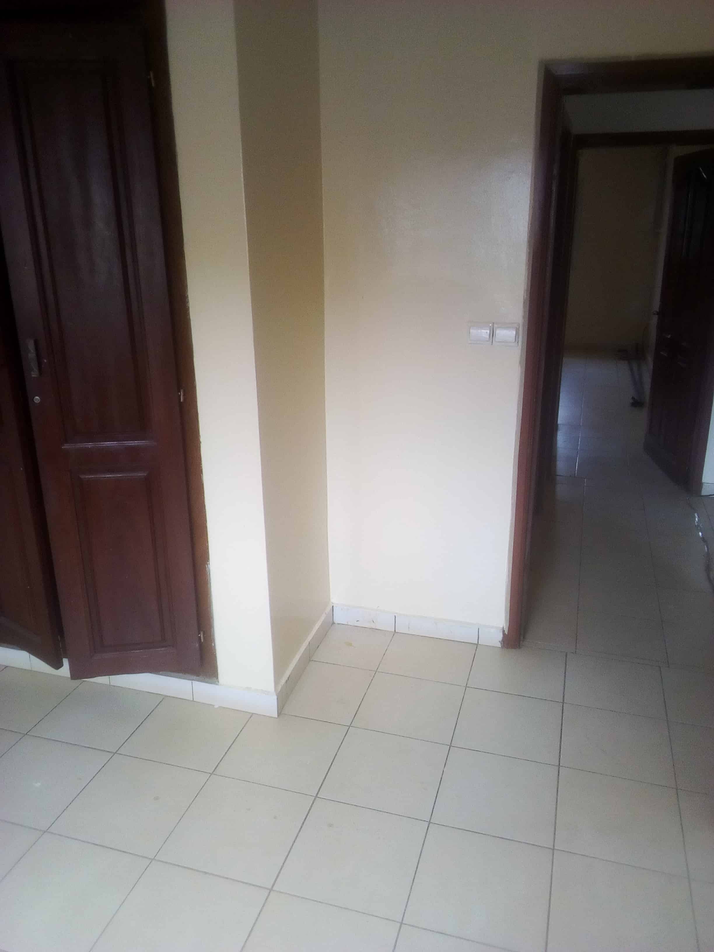 Apartment to rent - Yaoundé, Bastos, Foire - 1 living room(s), 3 bedroom(s), 3 bathroom(s) - 400 000 FCFA / month
