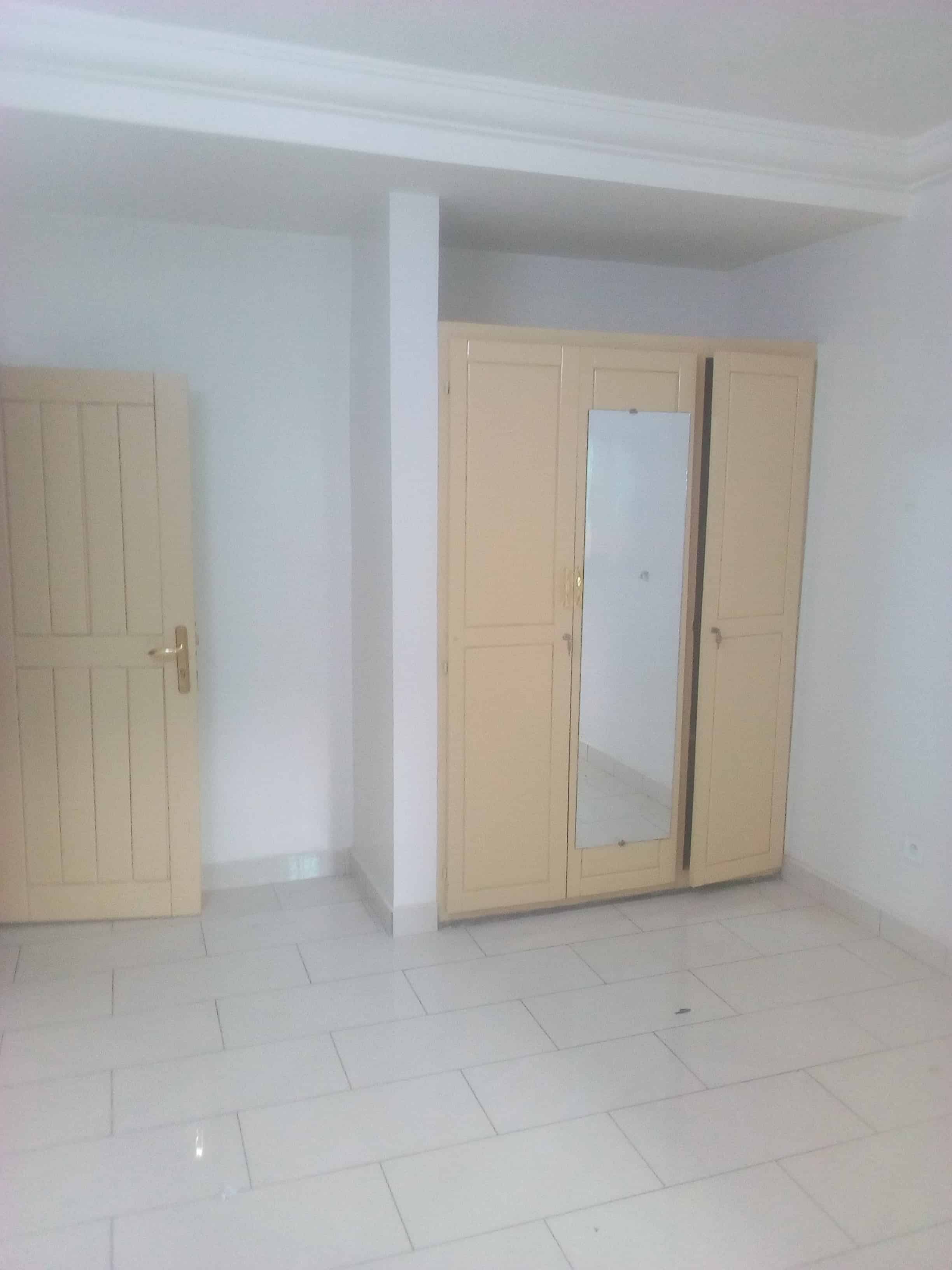 Apartment to rent - Yaoundé, Bastos, Gendarmerie - 1 living room(s), 2 bedroom(s), 2 bathroom(s) - 250 000 FCFA / month