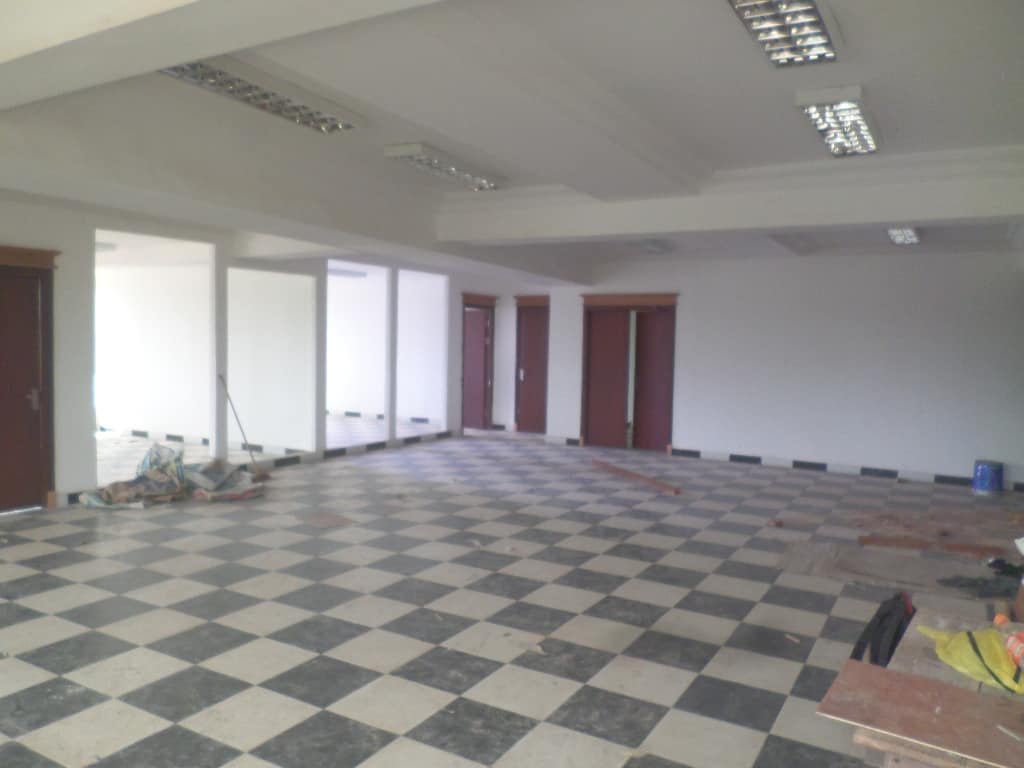 Bureaux, locaux pour commerces à louer à Yaoundé, Cameroun 