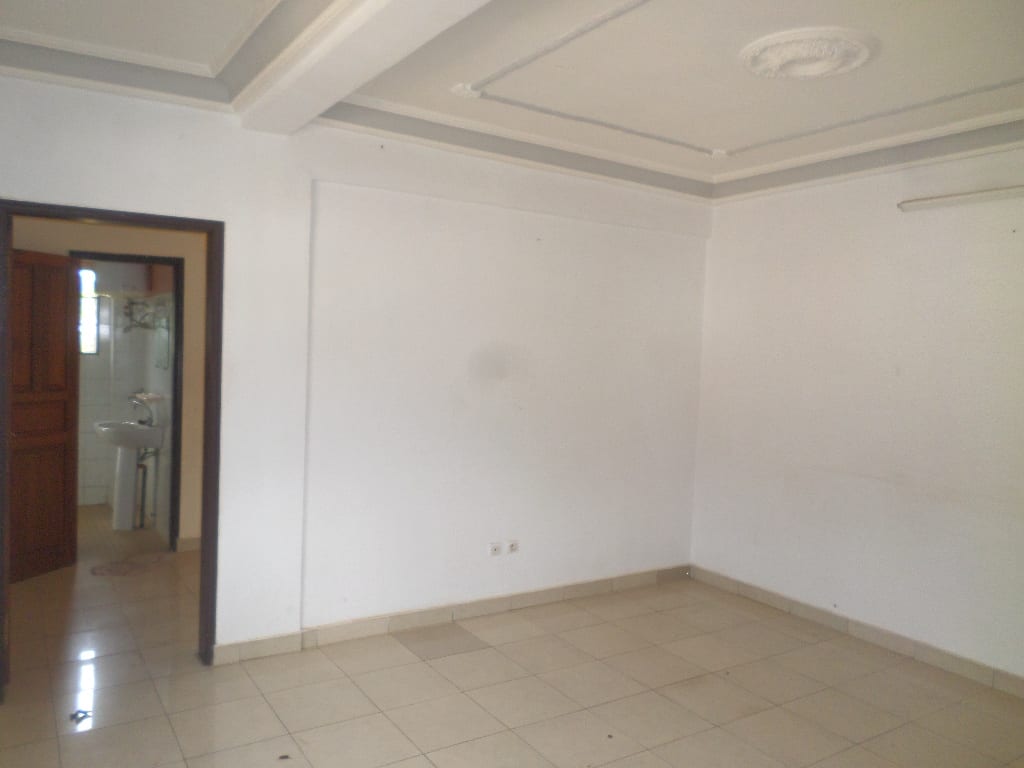 Apartment to rent - Yaoundé, Bastos, pas loin du colisee - 1 living room(s), 2 bedroom(s), 2 bathroom(s) - 250 000 FCFA / month