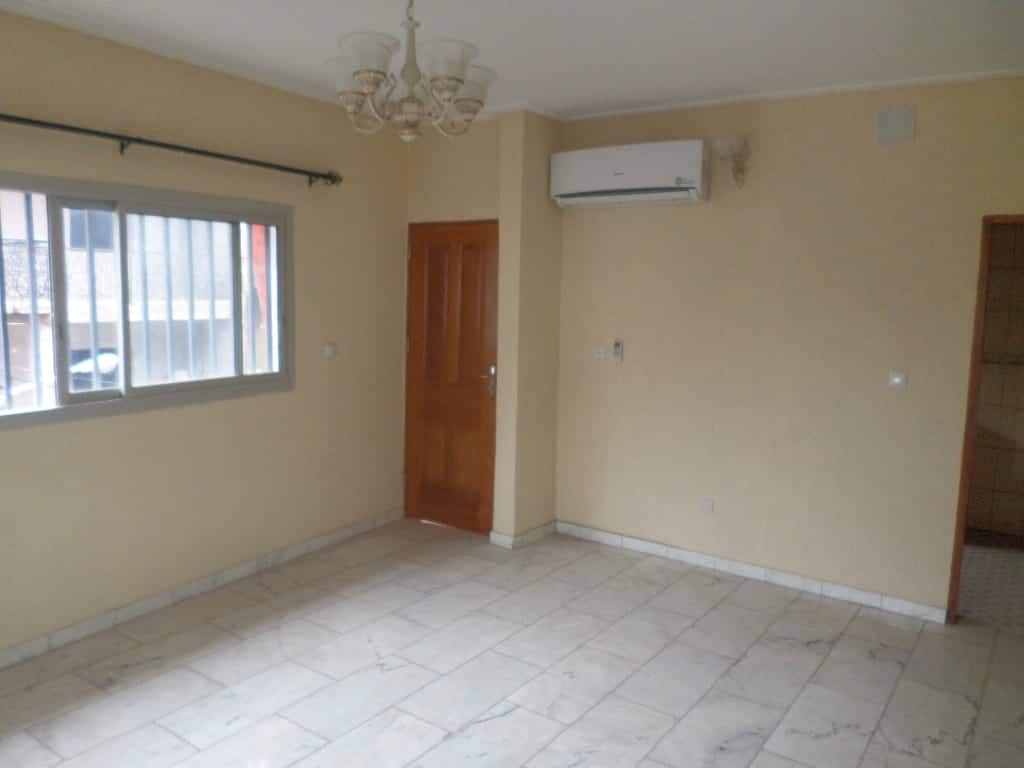 Apartment to rent - Yaoundé, Bastos, Pas loin du palais - 1 living room(s), 2 bedroom(s), 2 bathroom(s) - 265 000 FCFA / month