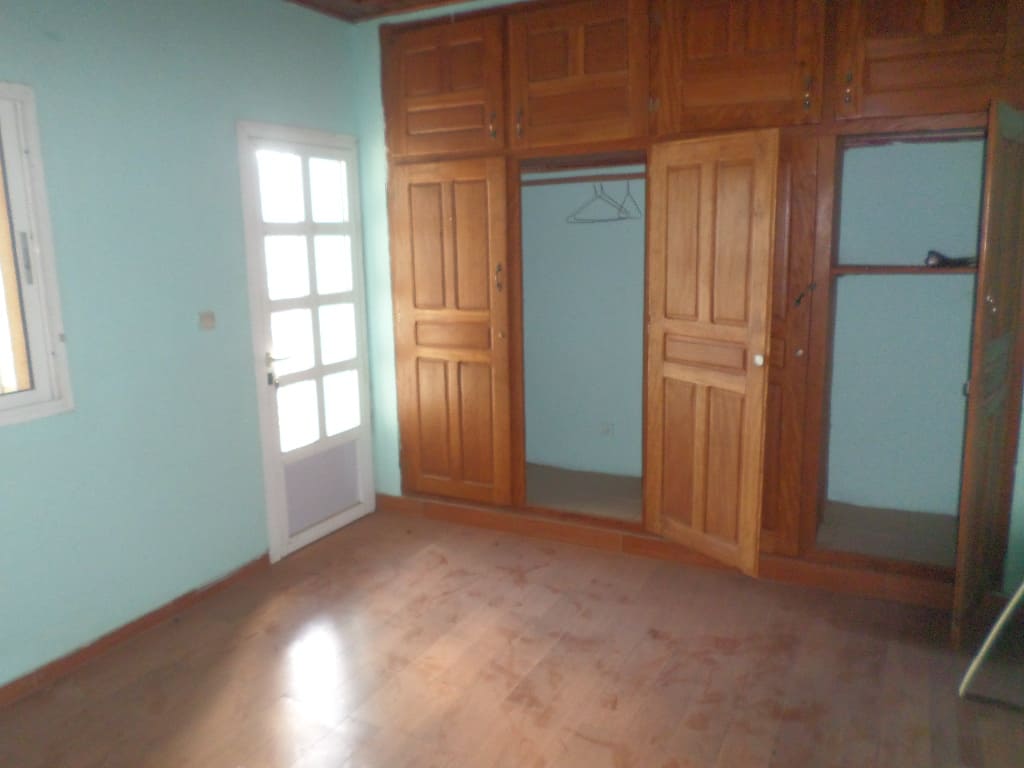 Apartment to rent - Yaoundé, Bastos, pas loin du careffour - 1 living room(s), 3 bedroom(s), 3 bathroom(s) - 400 000 FCFA / month