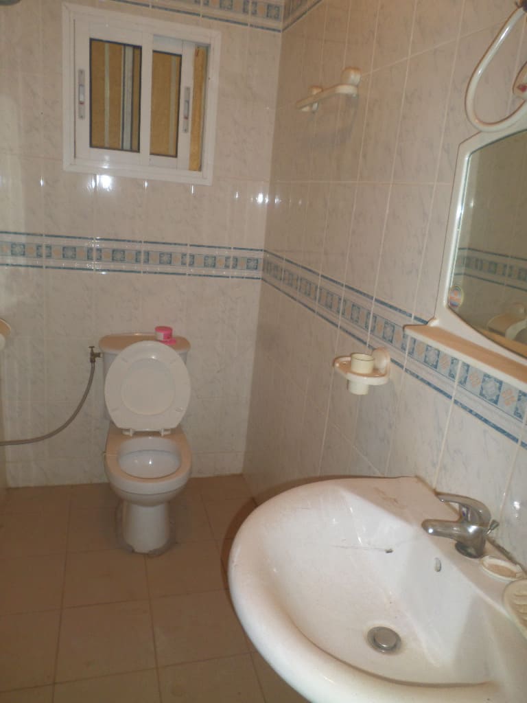 Apartment to rent - Yaoundé, Bastos, pas loin du careffour - 1 living room(s), 3 bedroom(s), 3 bathroom(s) - 400 000 FCFA / month