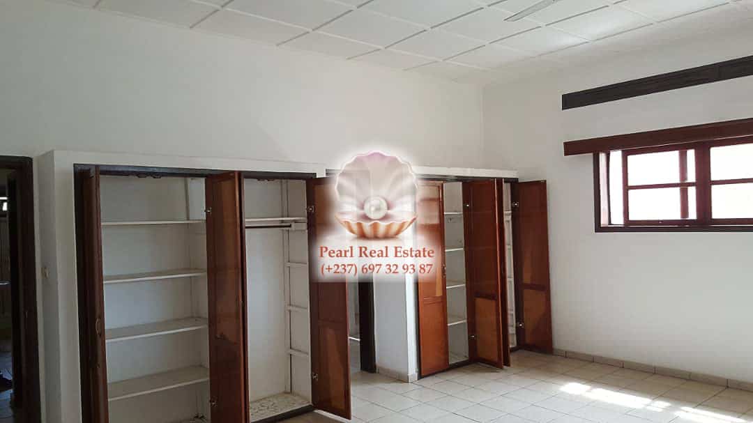Maison (Villa) à louer - Yaoundé, Bastos, Bastos - 1 salon(s), 4 chambre(s), 3 salle(s) de bains - 1 800 000 FCFA / mois