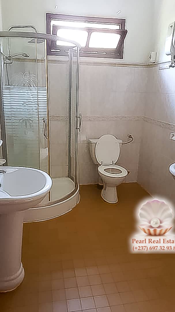 Maison (Villa) à louer - Yaoundé, Bastos, Bastos - 1 salon(s), 4 chambre(s), 3 salle(s) de bains - 1 800 000 FCFA / mois