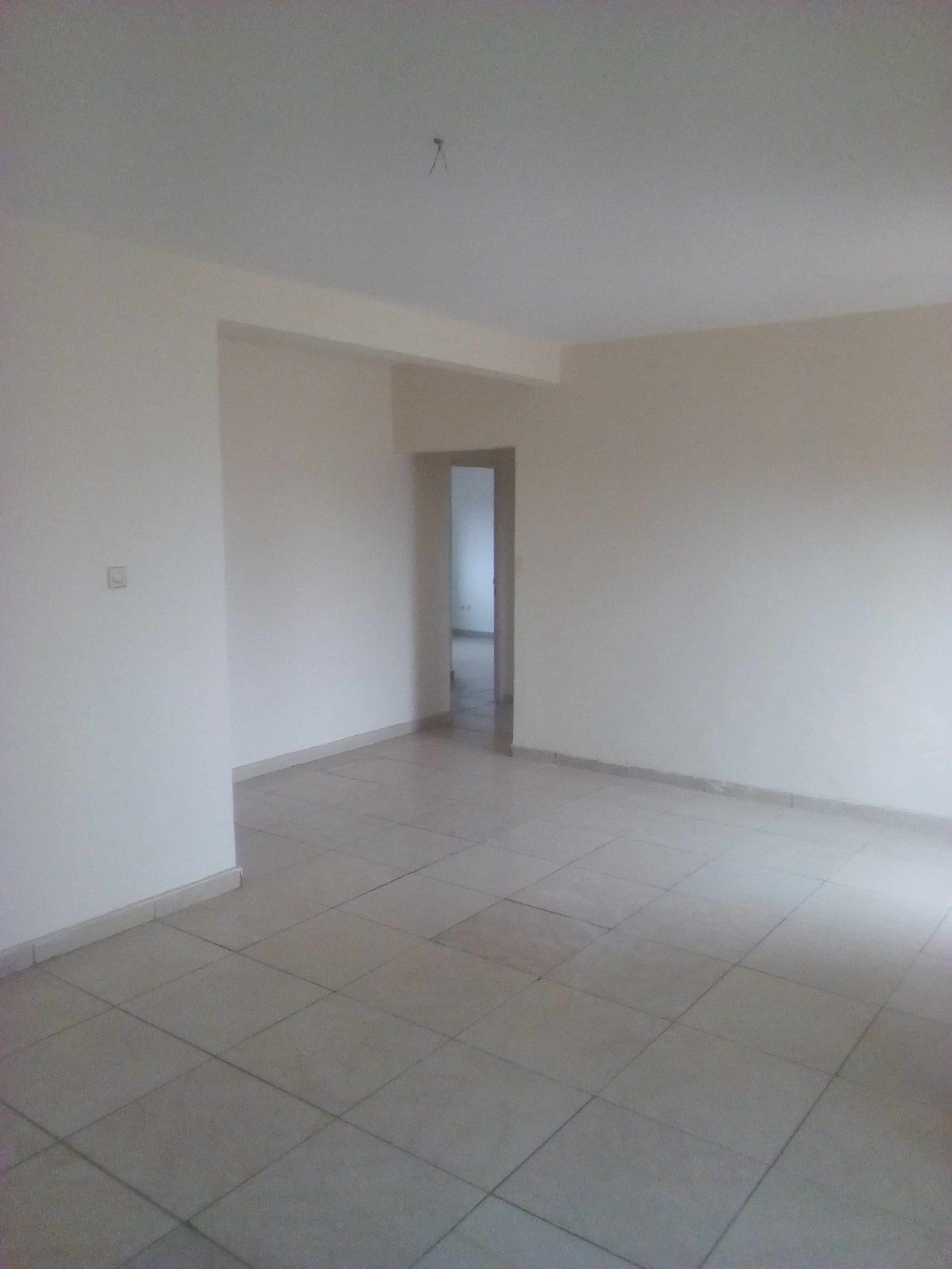 Apartment to rent - Yaoundé, Elig-essono, Pas loin de mahima - 1 living room(s), 2 bedroom(s), 3 bathroom(s) - 200 000 FCFA / month