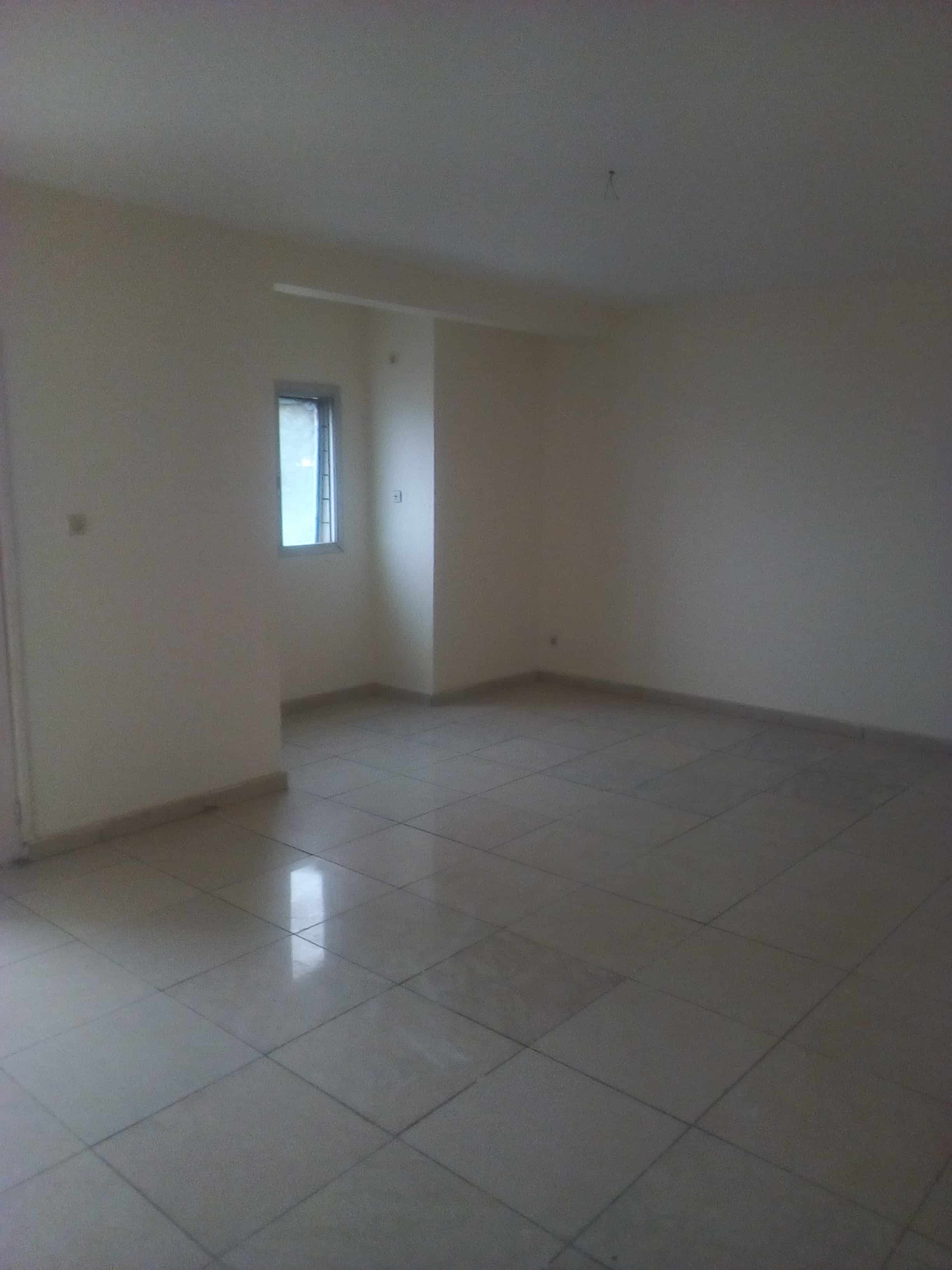 Apartment to rent - Yaoundé, Elig-essono, Pas loin de mahima - 1 living room(s), 2 bedroom(s), 3 bathroom(s) - 200 000 FCFA / month