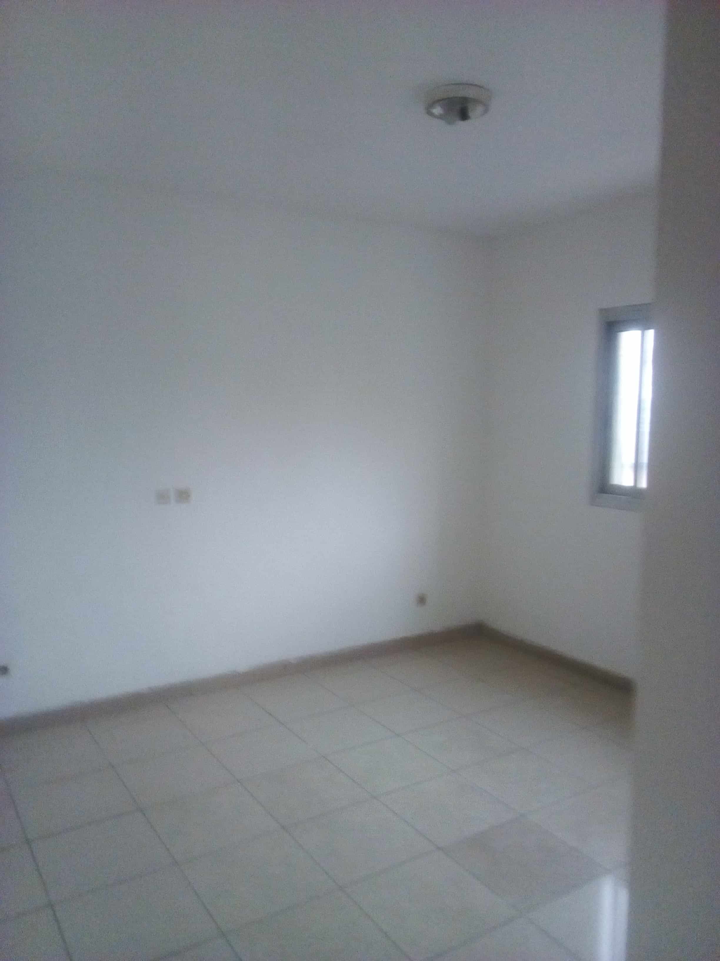 Apartment to rent - Yaoundé, Elig-essono, Pas loin de mahima - 1 living room(s), 2 bedroom(s), 3 bathroom(s) - 200 000 FCFA / month