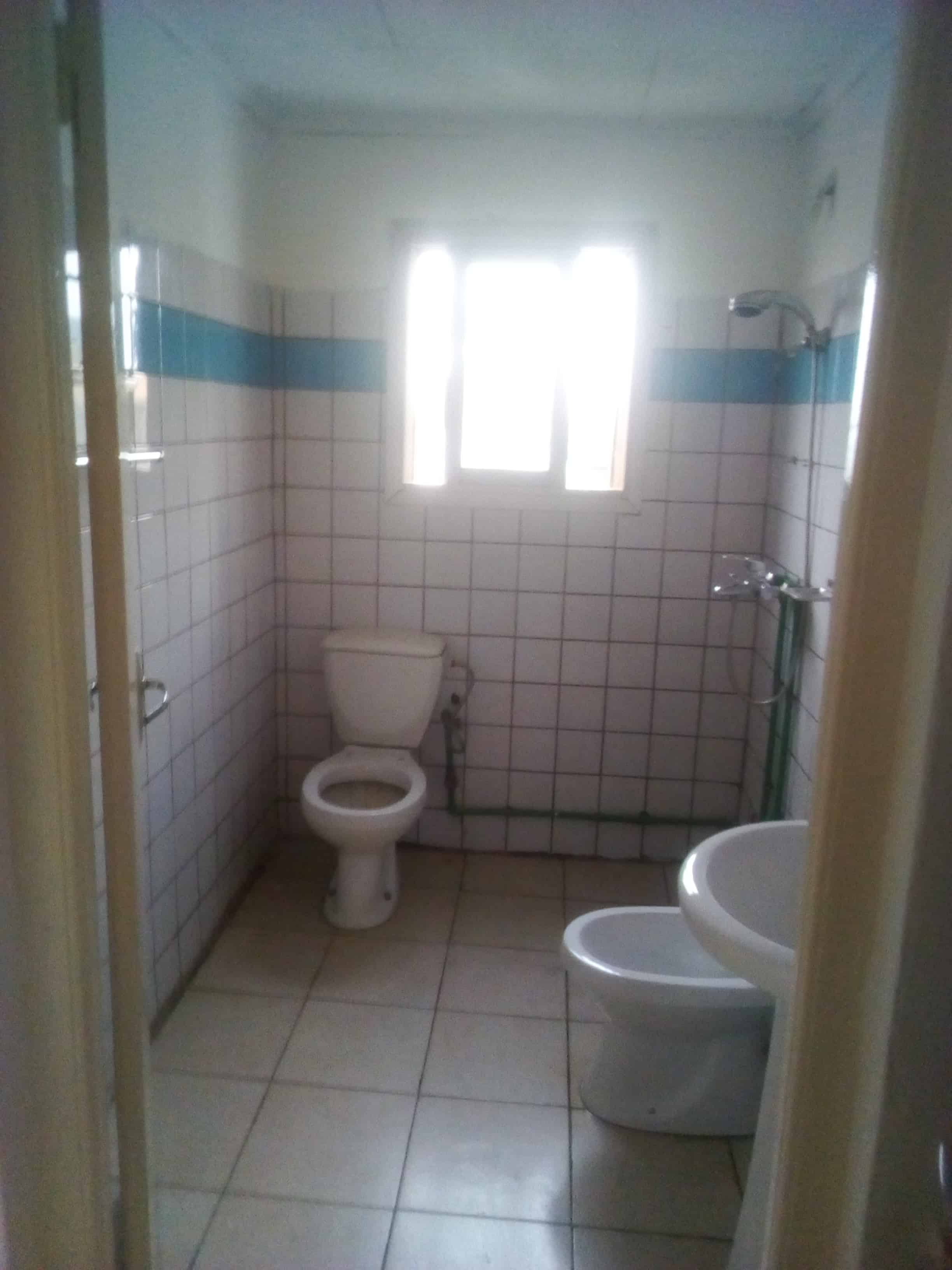 Apartment to rent - Yaoundé, Elig-essono, Pas loin de mahima - 1 living room(s), 2 bedroom(s), 3 bathroom(s) - 200 000 FCFA / month