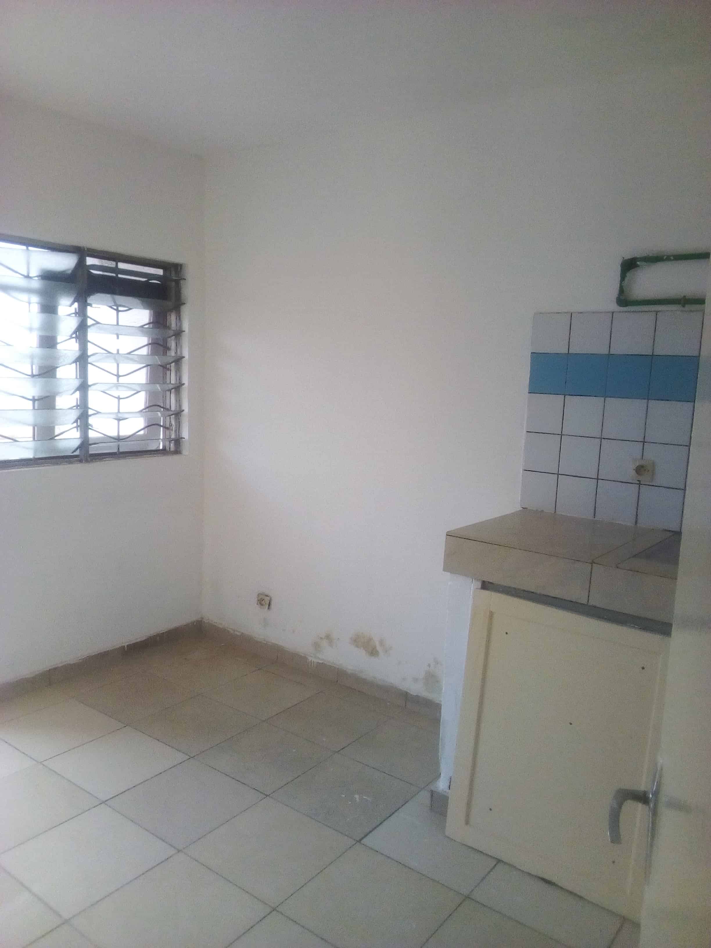 Apartment to rent - Yaoundé, Elig-essono, Pas loin de mahima - 1 living room(s), 2 bedroom(s), 3 bathroom(s) - 200 000 FCFA / month