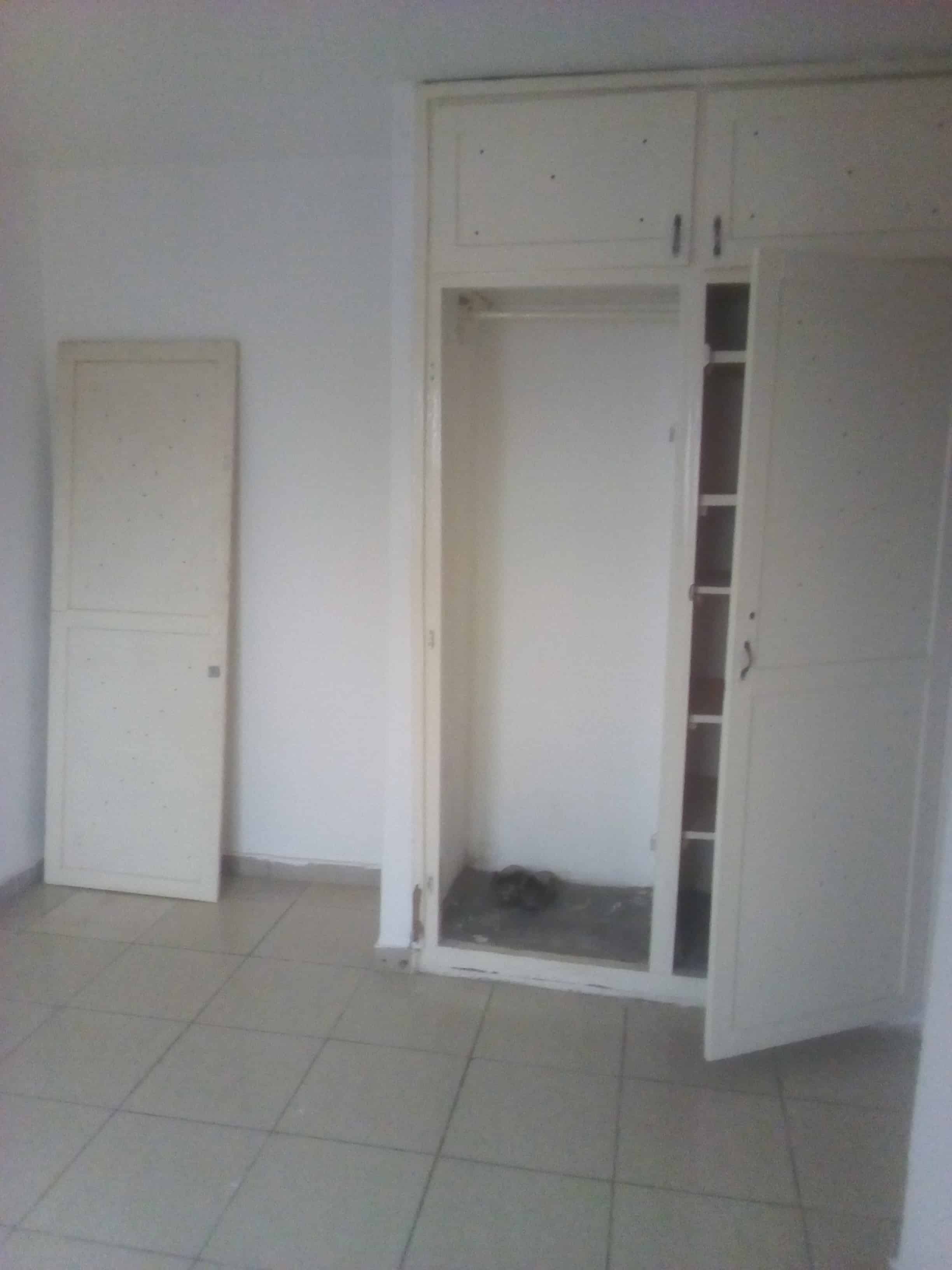 Apartment to rent - Yaoundé, Elig-essono, Pas loin de mahima - 1 living room(s), 2 bedroom(s), 3 bathroom(s) - 200 000 FCFA / month