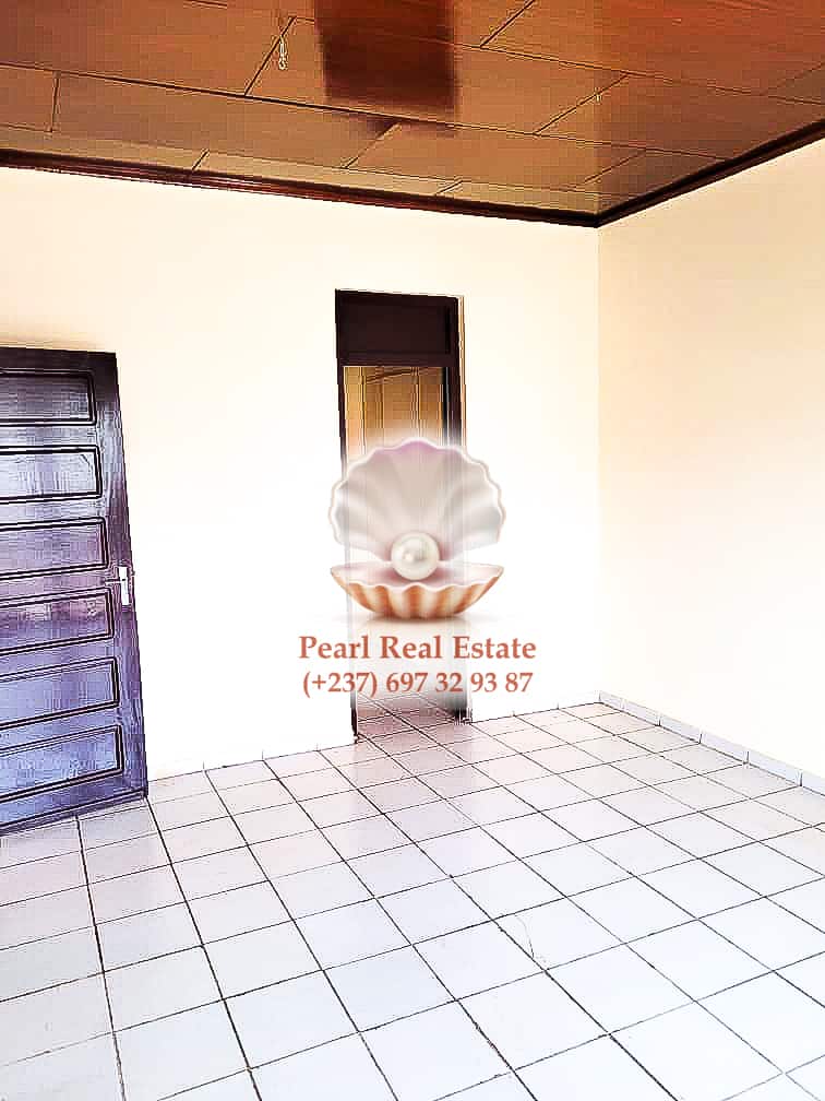 Maison (Villa) à louer - Yaoundé, Bastos, Bastos - 1 salon(s), 4 chambre(s), 3 salle(s) de bains - 1 200 000 FCFA / mois