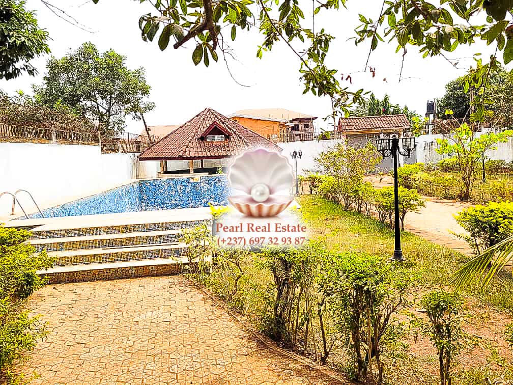 Maison (Villa) à louer - Yaoundé, Bastos, Bastos - 1 salon(s), 4 chambre(s), 3 salle(s) de bains - 1 200 000 FCFA / mois