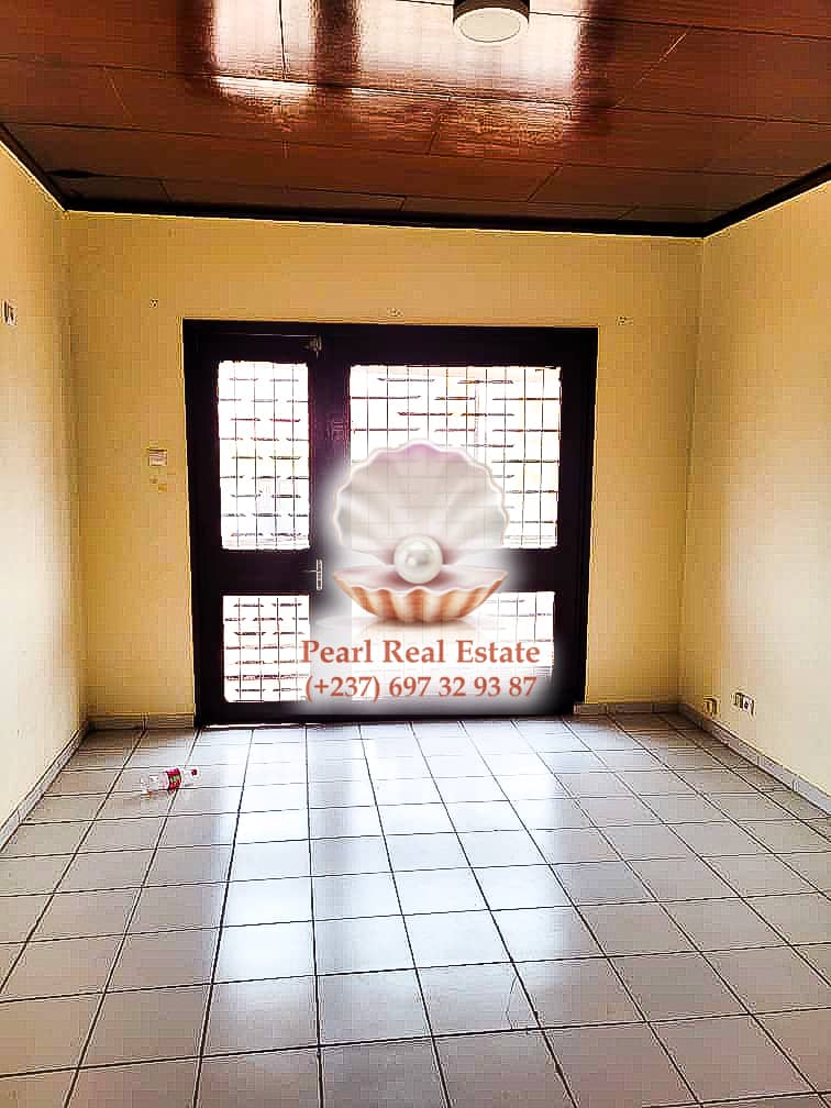 Maison (Villa) à louer - Yaoundé, Bastos, Bastos - 1 salon(s), 4 chambre(s), 3 salle(s) de bains - 800 000 FCFA / mois
