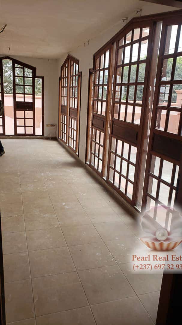 Maison (Villa) à louer - Yaoundé, Bastos, Bastos - 1 salon(s), 4 chambre(s), 3 salle(s) de bains - 2 000 000 FCFA / mois