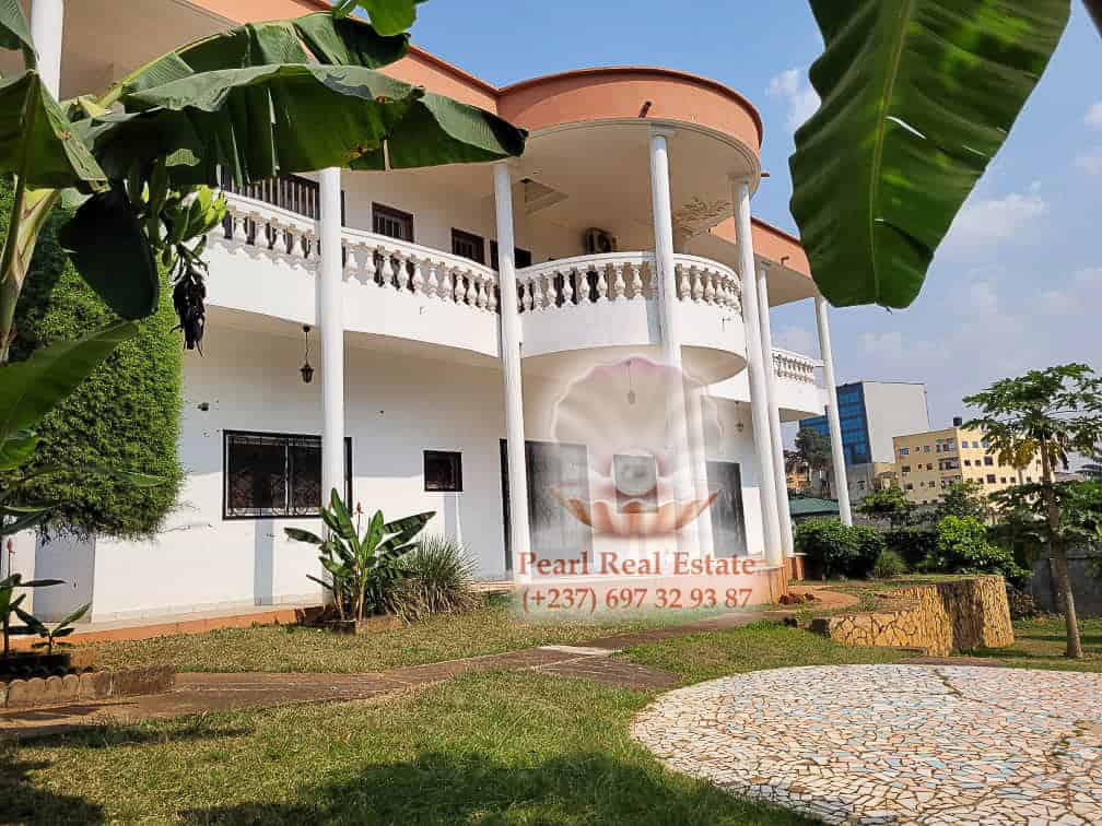 Maison (Villa) à louer - Yaoundé, Bastos, Dragages - 1 salon(s), 4 chambre(s), 3 salle(s) de bains - 2 000 000 FCFA / mois