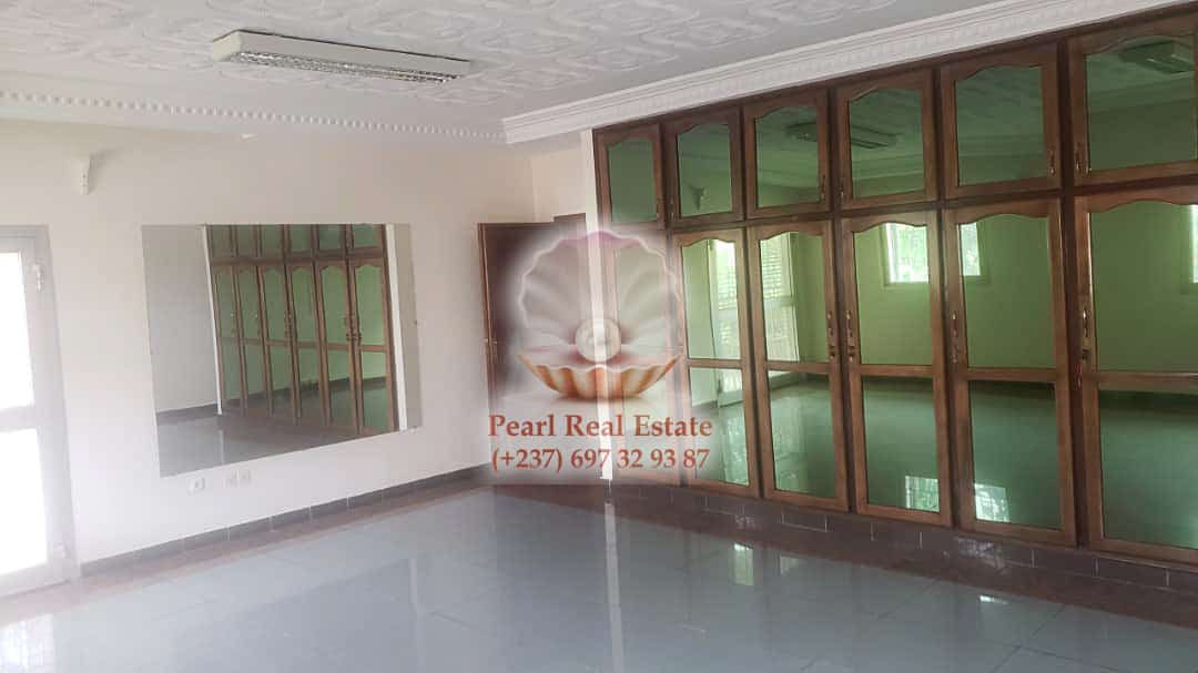 Maison (Villa) à louer - Yaoundé, Bastos, Bastos - 1 salon(s), 4 chambre(s), 3 salle(s) de bains - 2 000 000 FCFA / mois