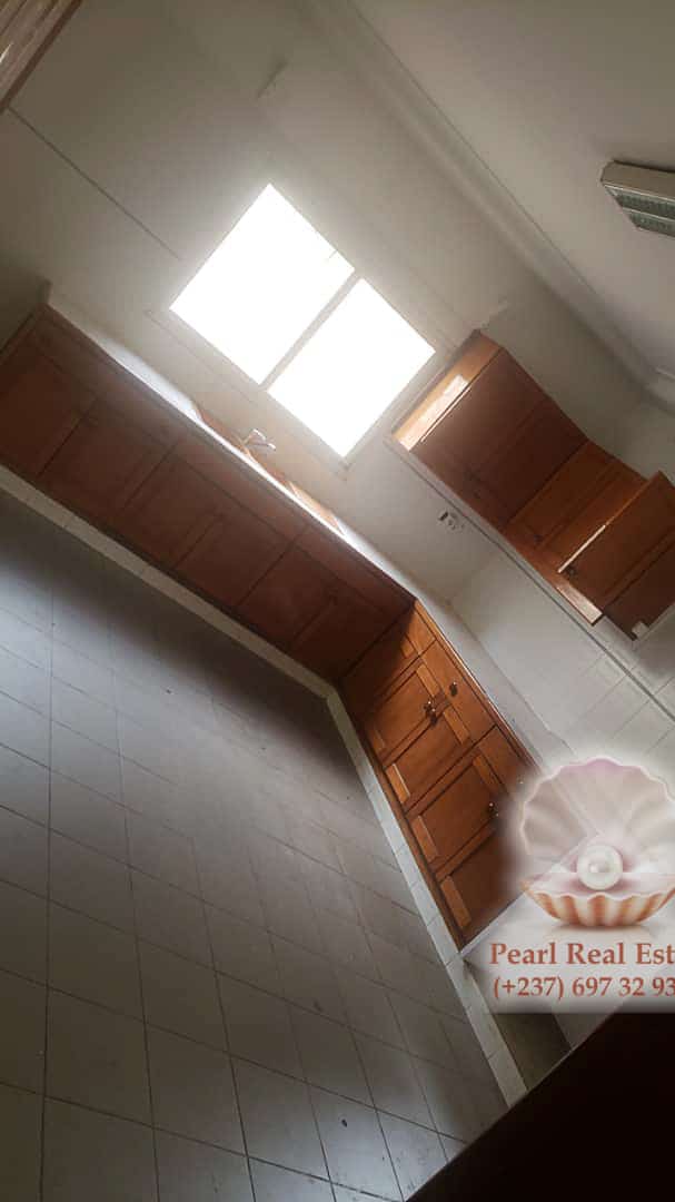 Maison (Villa) à louer - Yaoundé, Bastos, Bastos - 1 salon(s), 4 chambre(s), 3 salle(s) de bains - 2 000 000 FCFA / mois