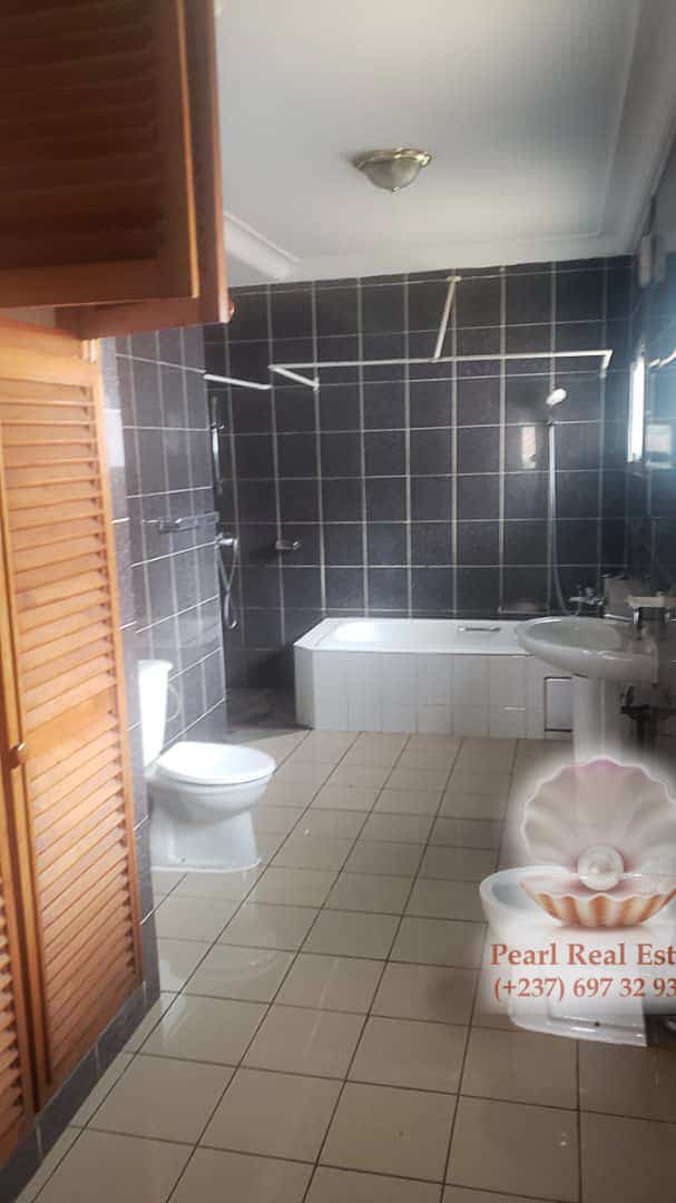 Maison (Villa) à louer - Yaoundé, Bastos, Bastos - 1 salon(s), 4 chambre(s), 3 salle(s) de bains - 2 000 000 FCFA / mois