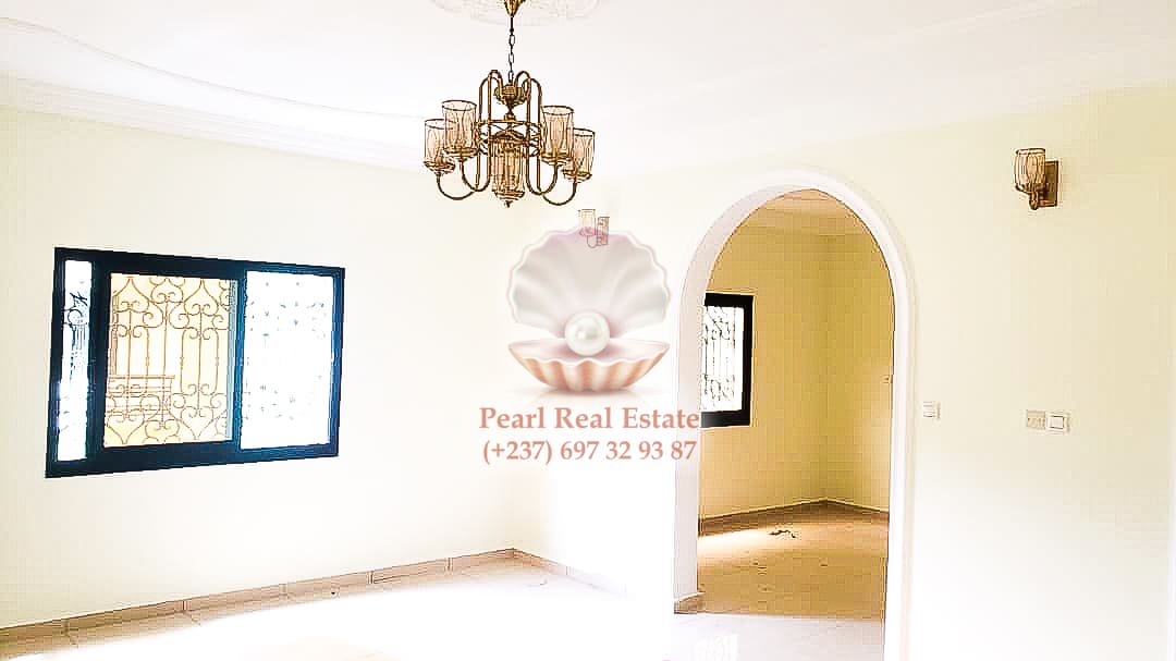 Appartement à louer - Yaoundé, Bastos, Golf - 1 salon(s), 3 chambre(s), 3 salle(s) de bains - 700 000 FCFA / mois