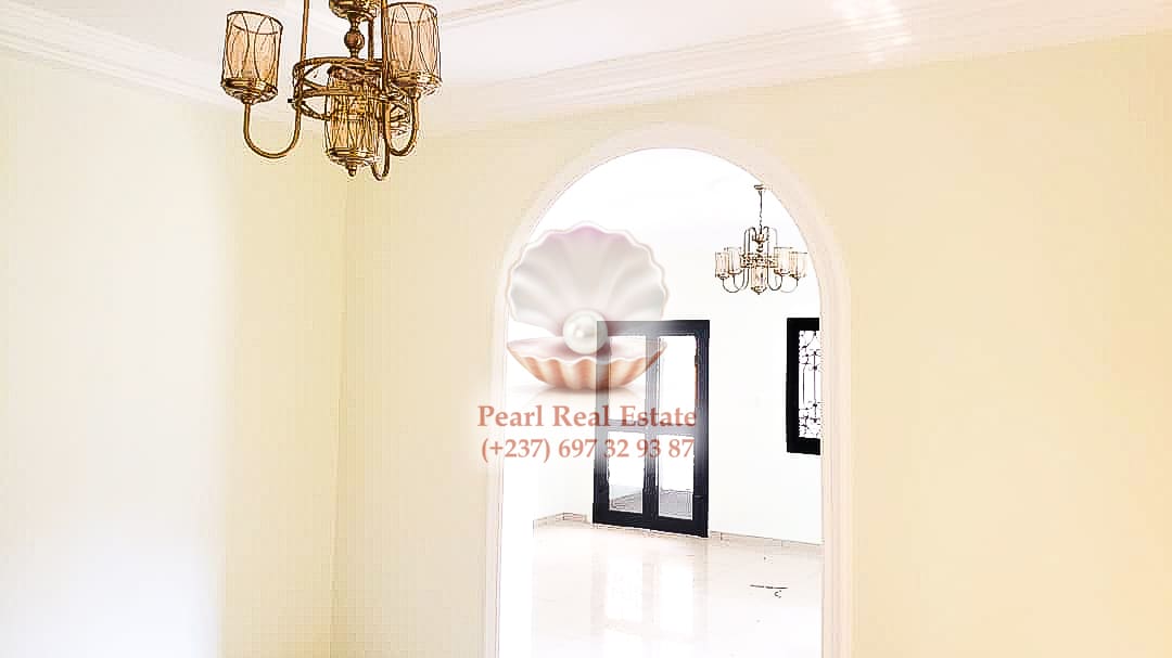 Appartement à louer - Yaoundé, Bastos, Golf - 1 salon(s), 3 chambre(s), 3 salle(s) de bains - 700 000 FCFA / mois