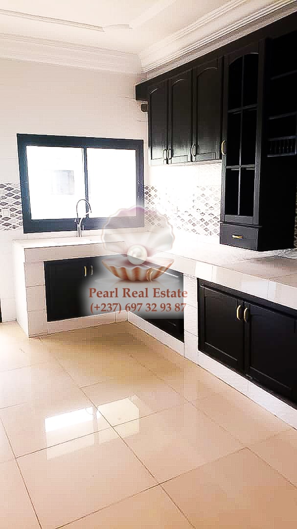 Appartement à louer - Yaoundé, Bastos, Golf - 1 salon(s), 3 chambre(s), 3 salle(s) de bains - 700 000 FCFA / mois
