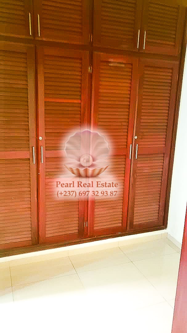 Appartement à louer - Yaoundé, Bastos, Golf - 1 salon(s), 3 chambre(s), 3 salle(s) de bains - 700 000 FCFA / mois