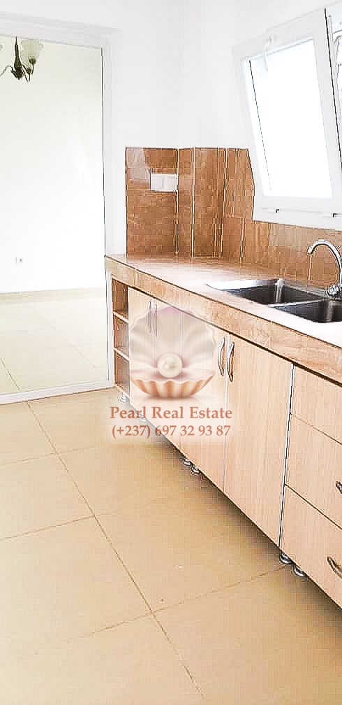 Appartement à louer - Yaoundé, Bastos, Bastos - 1 salon(s), 2 chambre(s), 1 salle(s) de bains - 400 000 FCFA / mois