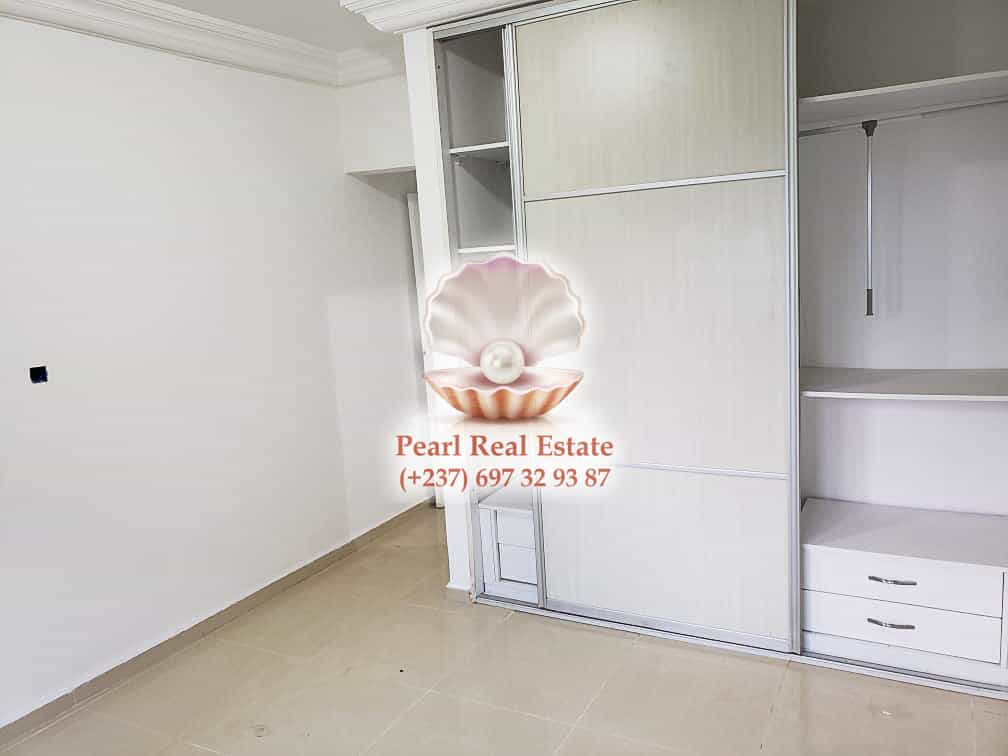 Appartement à louer - Yaoundé, Bastos, Bastos - 1 salon(s), 2 chambre(s), 1 salle(s) de bains - 400 000 FCFA / mois