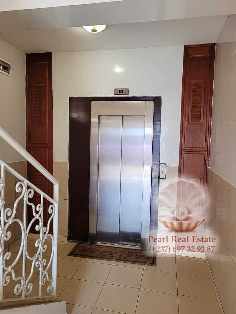 Appartement à louer - Yaoundé, Bastos, Golf - 1 salon(s), 3 chambre(s), 2 salle(s) de bains - 700 000 FCFA / mois
