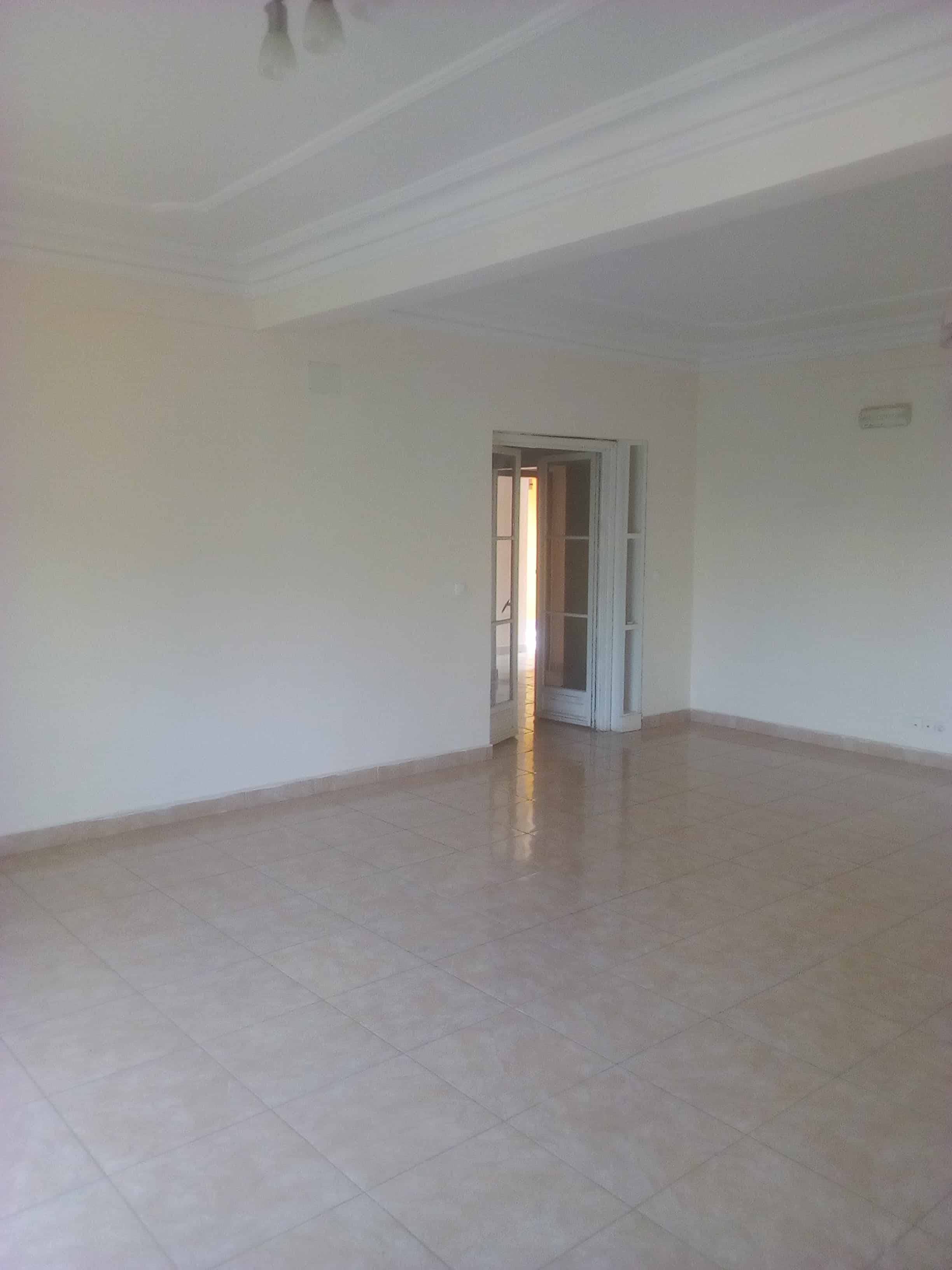 Apartment to rent - Yaoundé, Mfandena, Omnisport - 1 living room(s), 3 bedroom(s), 3 bathroom(s) - 400 000 FCFA / month