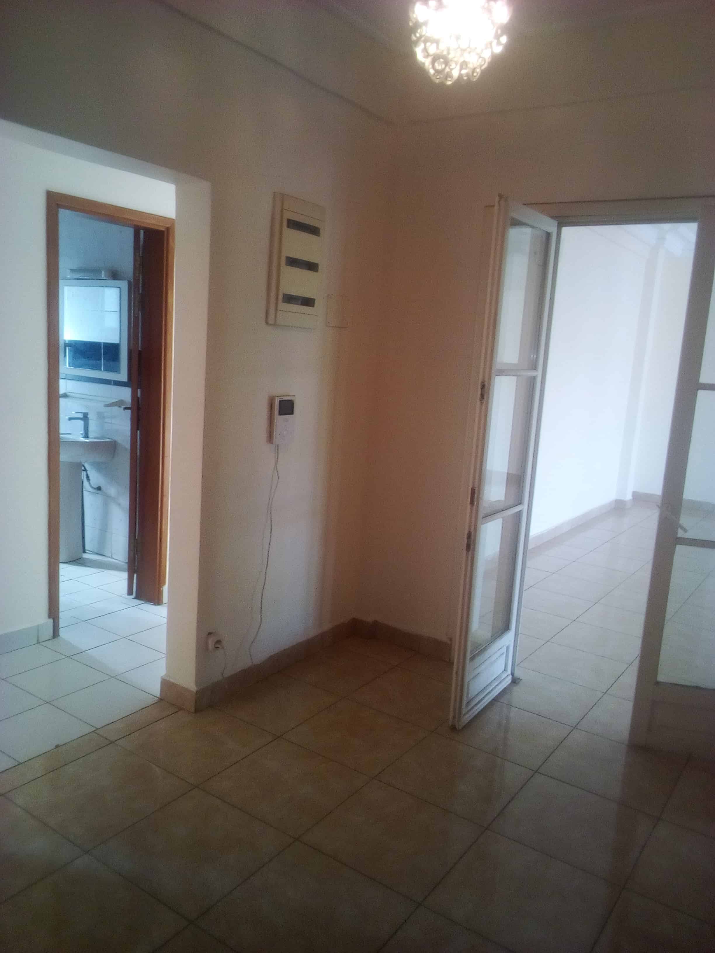 Apartment to rent - Yaoundé, Mfandena, Omnisport - 1 living room(s), 3 bedroom(s), 3 bathroom(s) - 400 000 FCFA / month