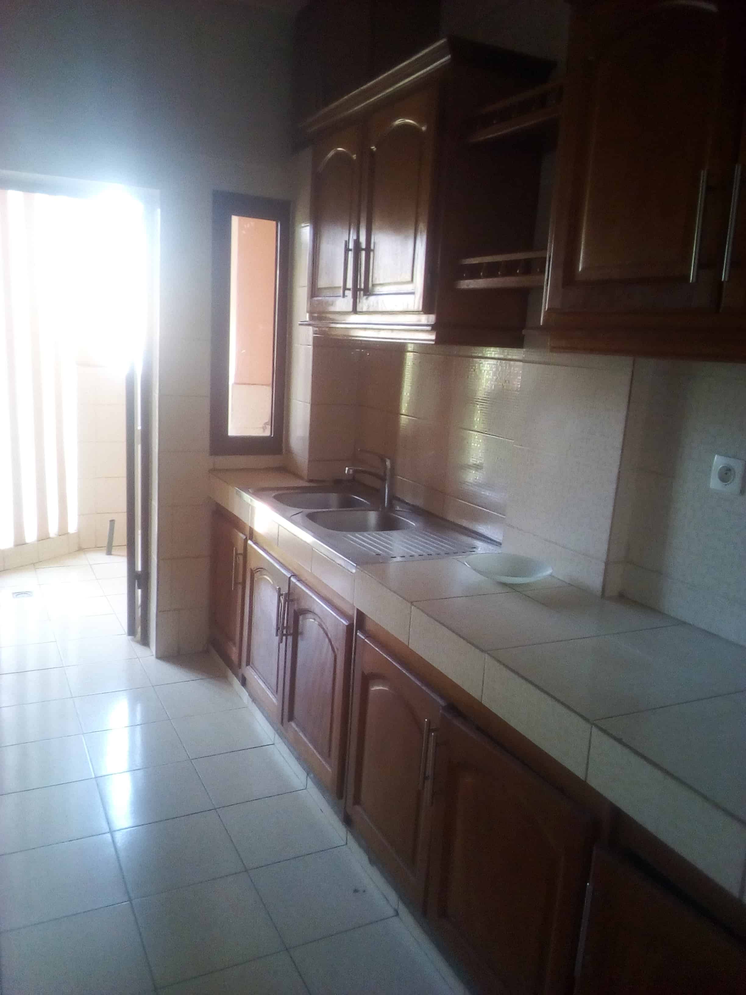 Apartment to rent - Yaoundé, Mfandena, Omnisport - 1 living room(s), 3 bedroom(s), 3 bathroom(s) - 400 000 FCFA / month