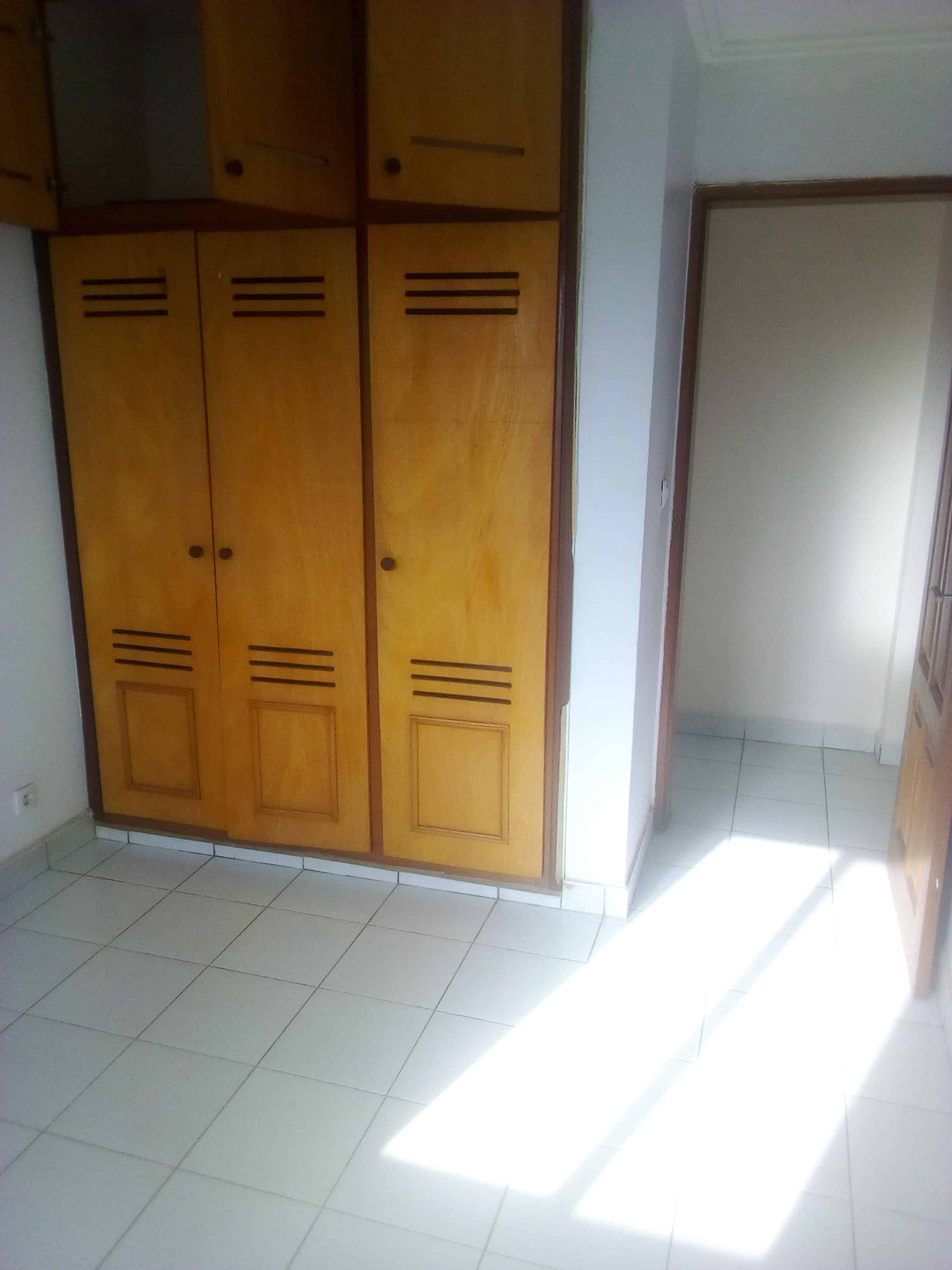 Apartment to rent - Yaoundé, Mfandena, Omnisport - 1 living room(s), 3 bedroom(s), 3 bathroom(s) - 400 000 FCFA / month