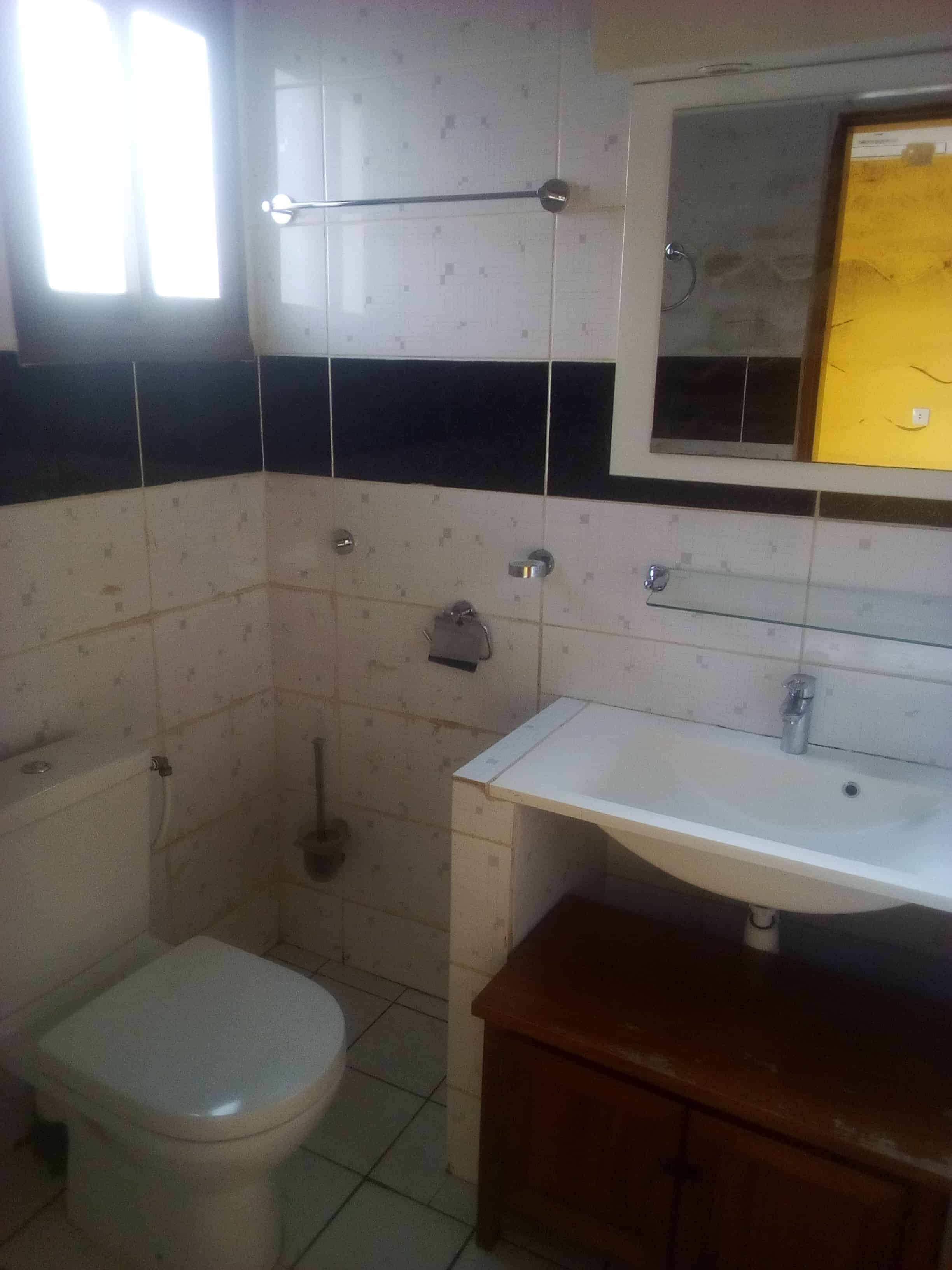 Apartment to rent - Yaoundé, Mfandena, Omnisport - 1 living room(s), 3 bedroom(s), 3 bathroom(s) - 400 000 FCFA / month